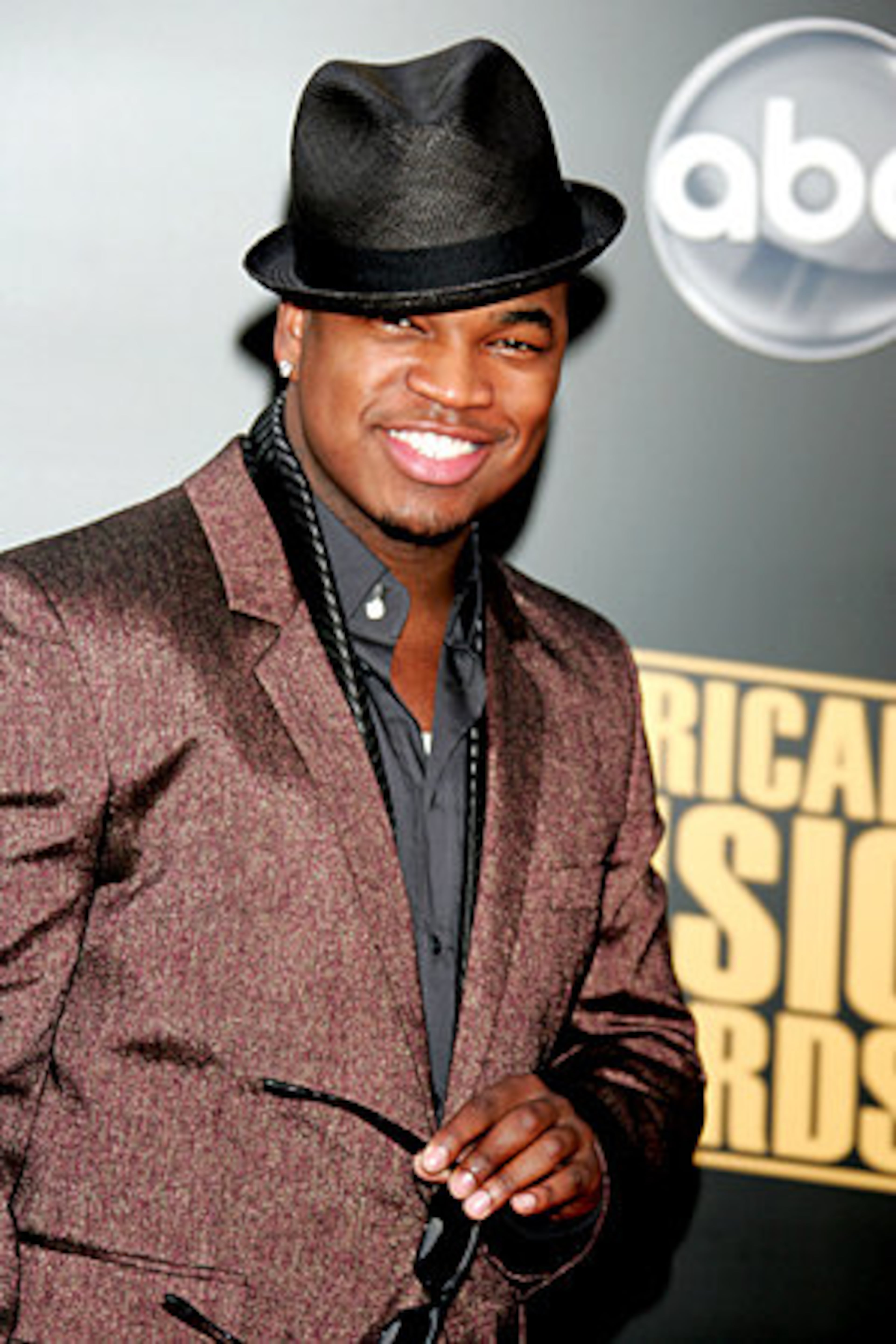 Atlanta recording artist Ne-Yo arrives at the 2008 American Music Awards.