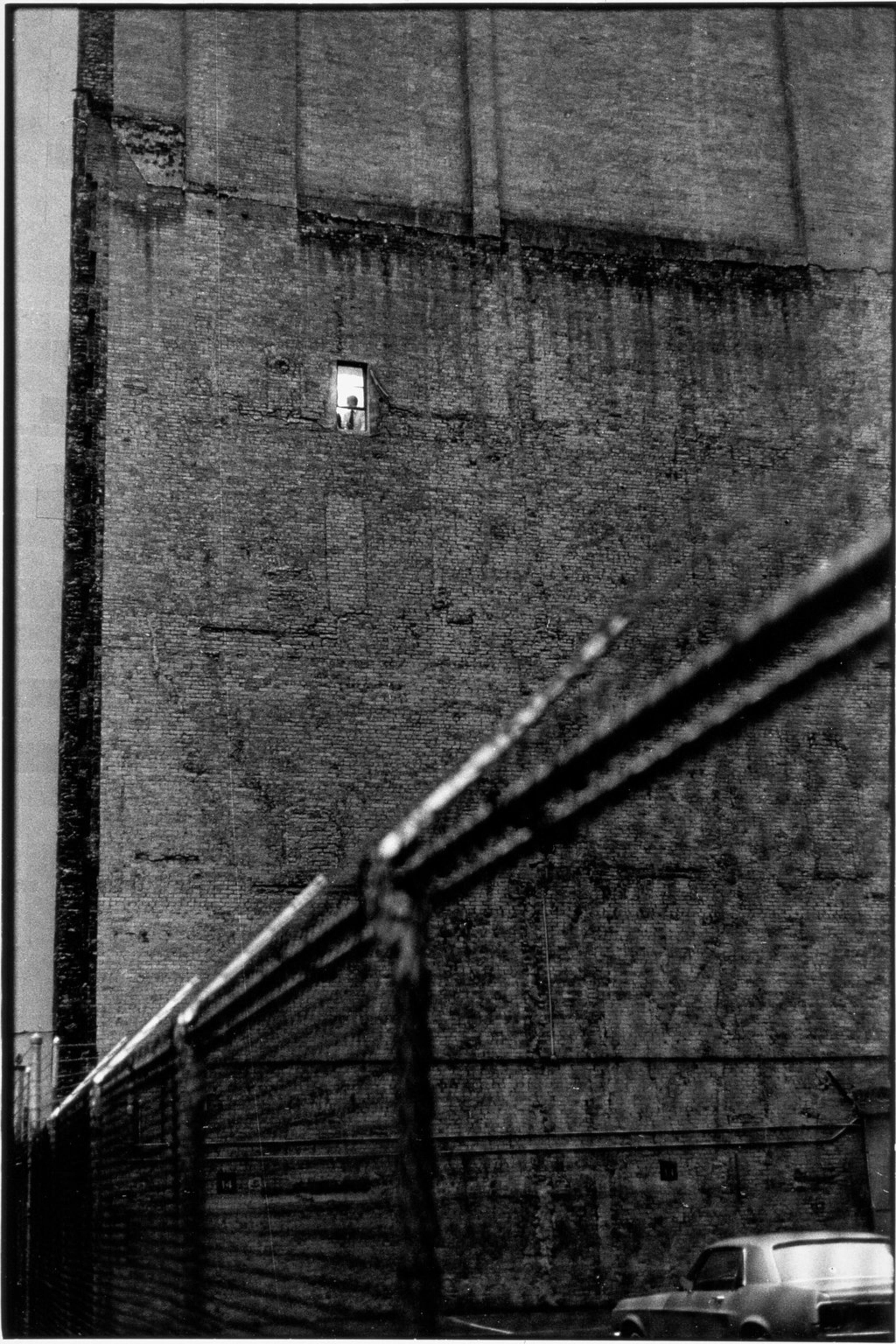 Lucinda Bunnen’s “Man in Wall Window, New York City” (1970-75), a gelatin silver print, was included in the High Museum of Art photography exhibition “The Bunnen Collection.”
