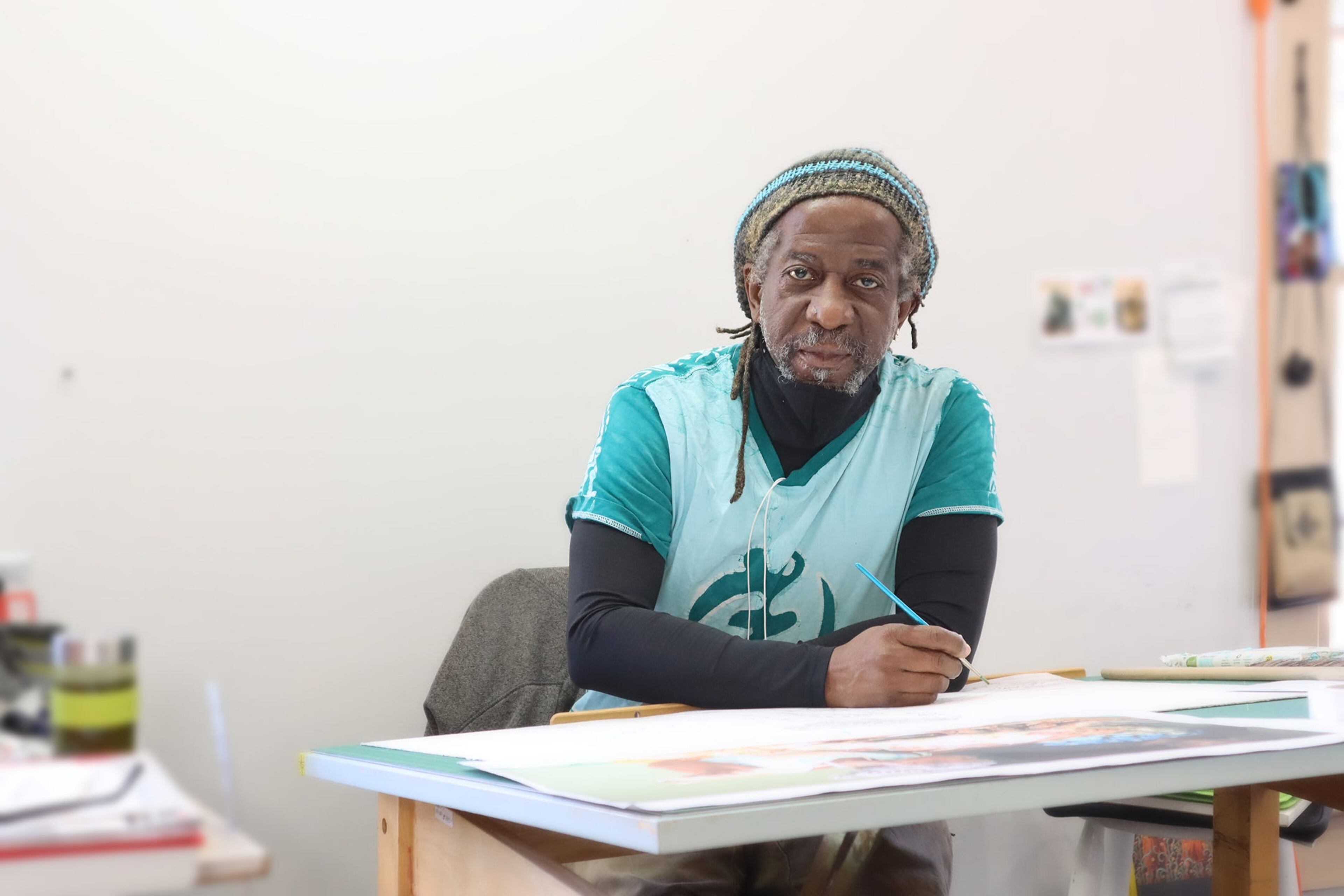William Kwamena-Poh paints in his studio.