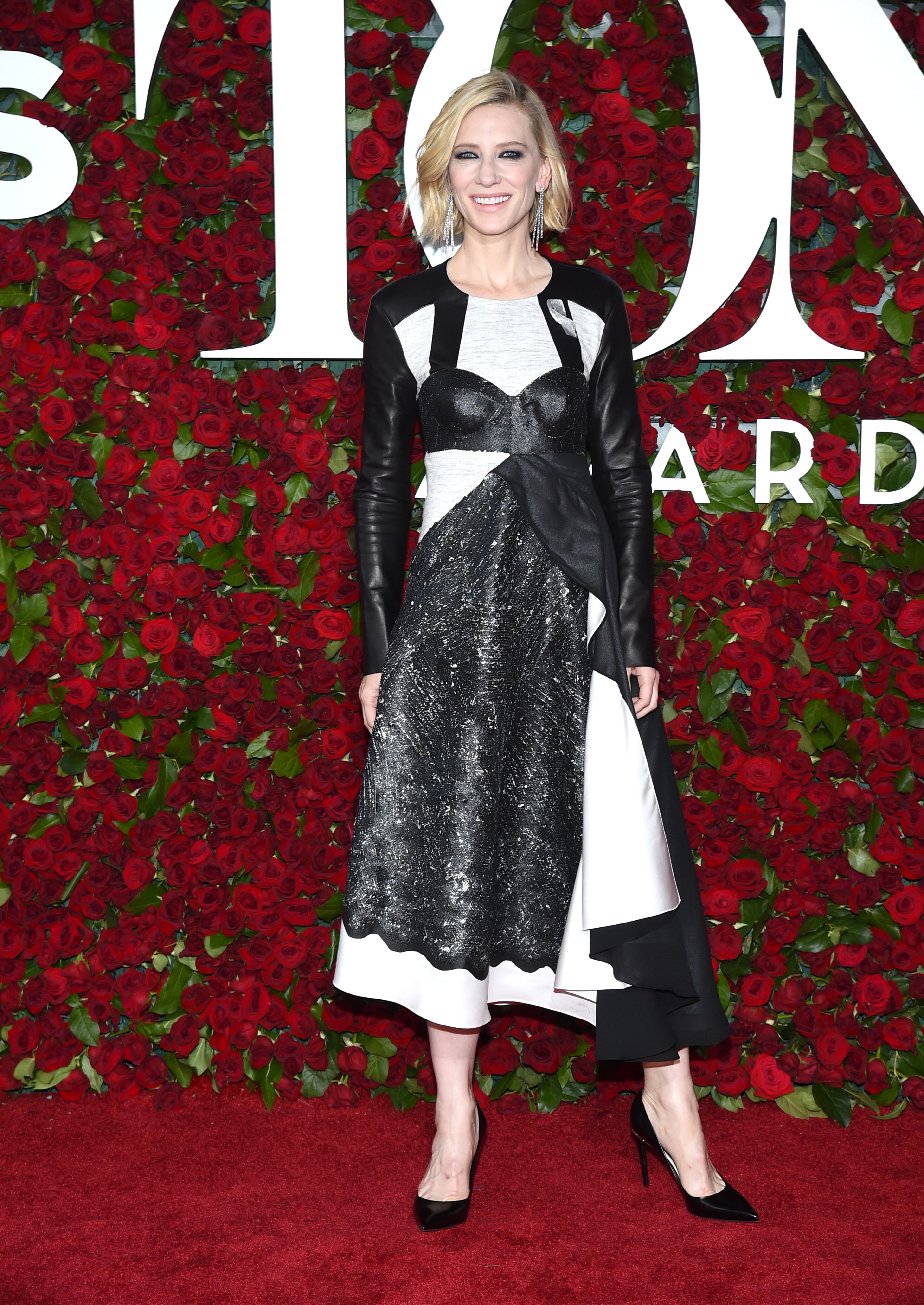 Cate Blanchett wears a silver ribbon as she arrives at the Tony Awards at the Beacon Theatre on Sunday, June 12, 2016, in New York. (Photo by Charles Sykes/Invision/AP)