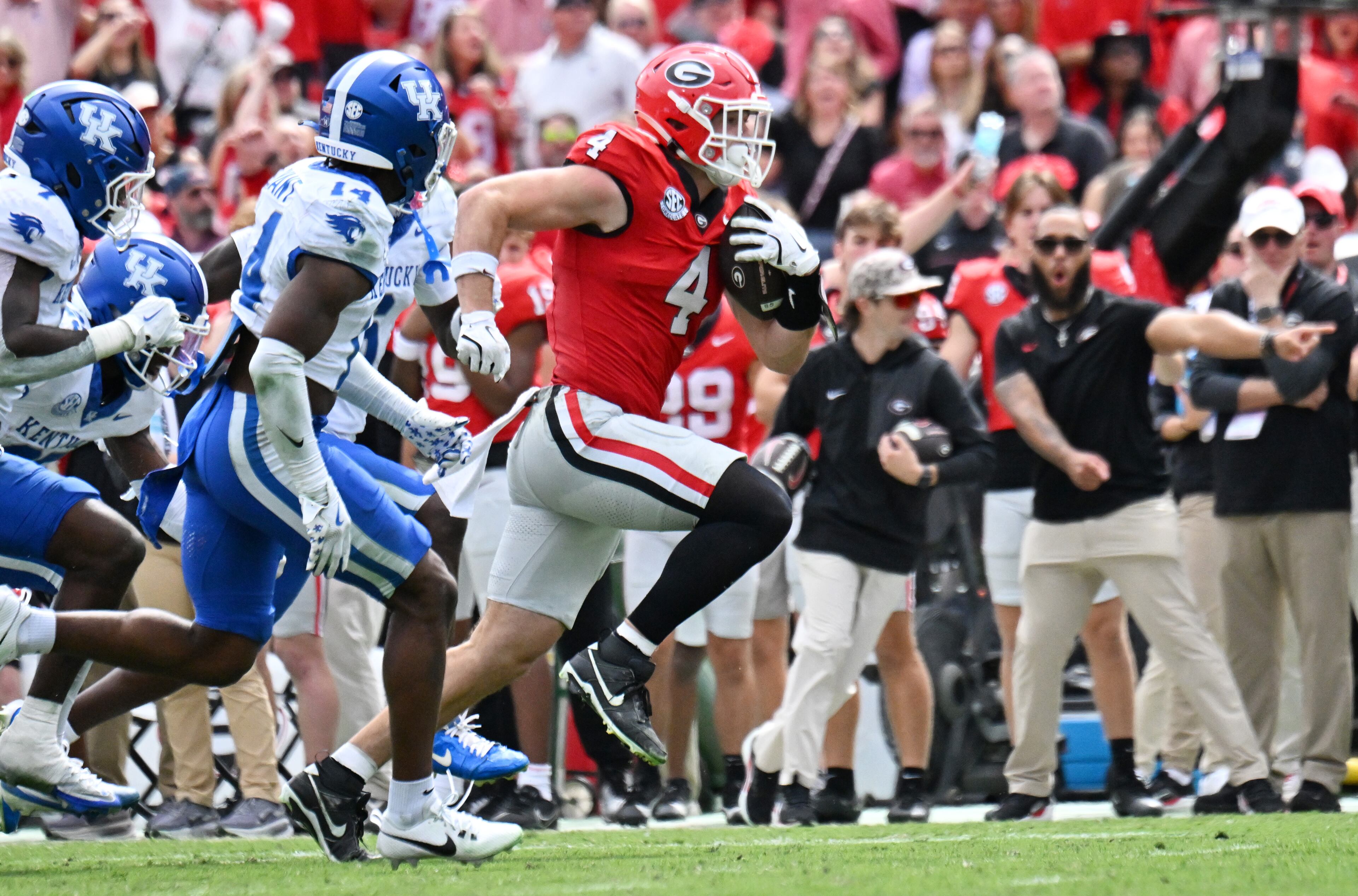 Georgia tight end Oscar Delp (4) runs for a first down during the second half in a NCAA college football game at Sanford Stadium, Saturday, October 4, 2025, in Athens. Georgia won 35 -14 over Kentucky. (Hyosub Shin / AJC)