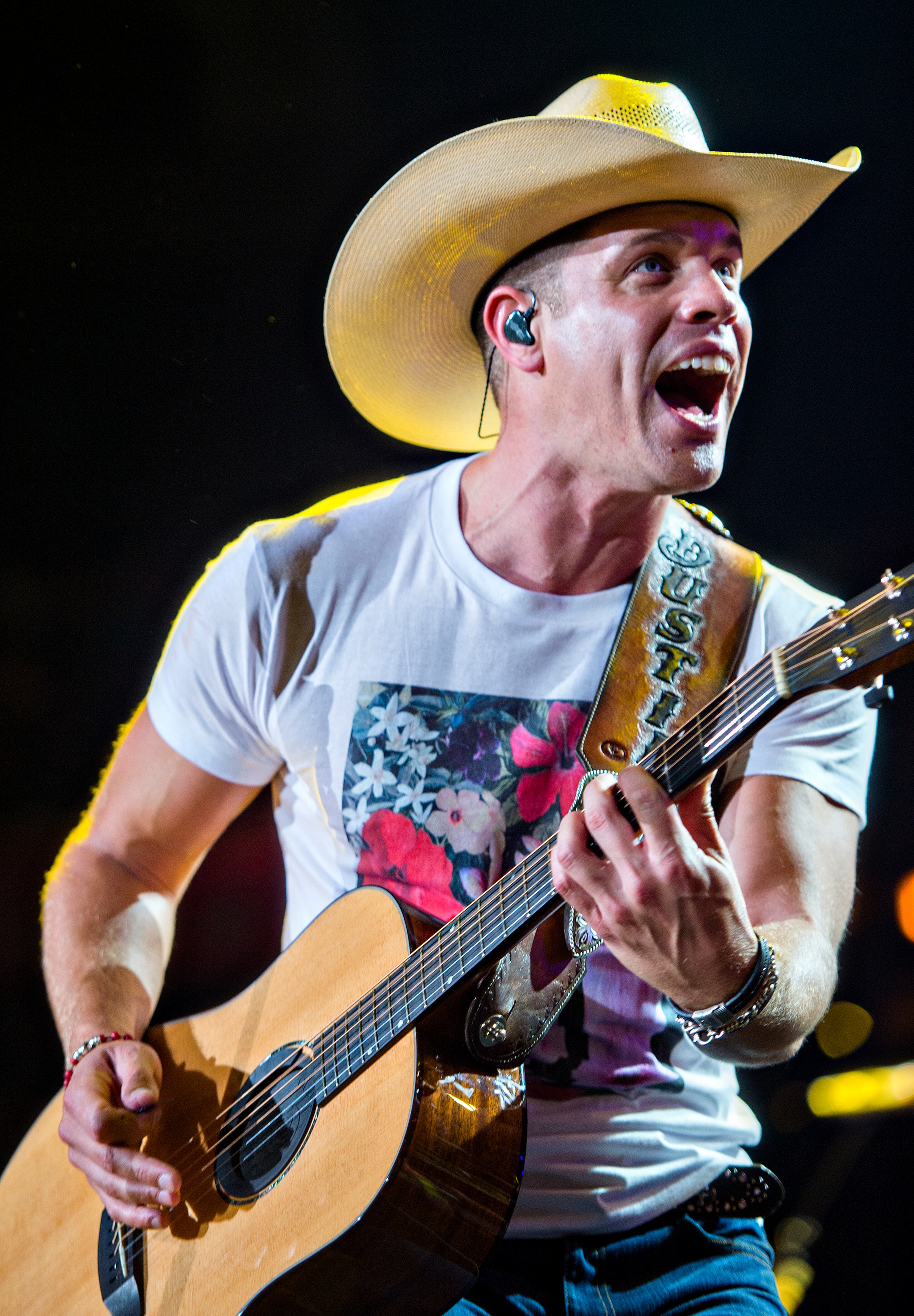 Dustin Lynch performs at Philips Arena in Atlanta on Friday, August 21, 2015. Dustin Lynch and Randy Houser opened for Luke Bryan. JONATHAN PHILLIPS / SPECIAL
