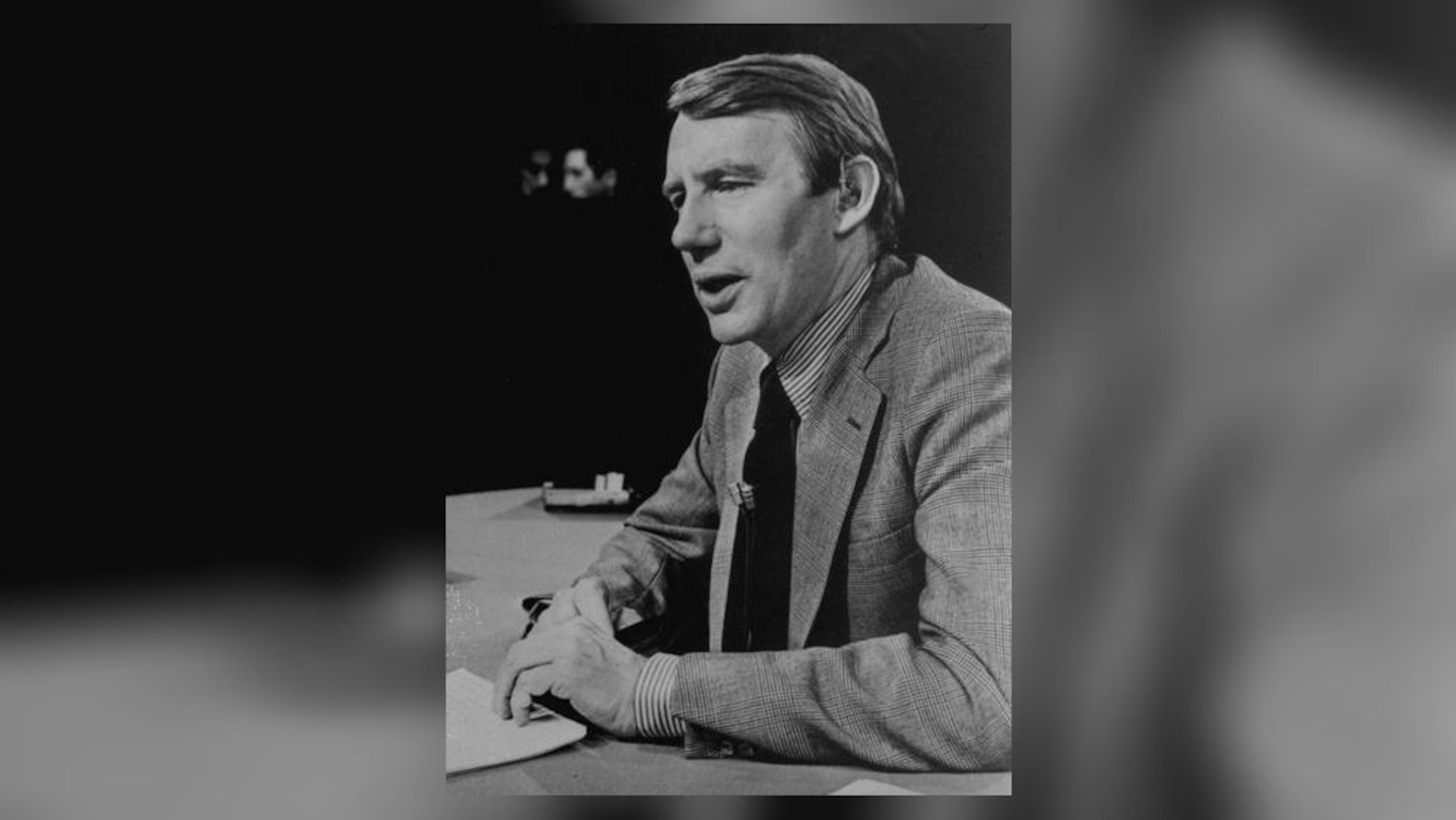 Robert MacNeil created the even-handed, no-frills PBS newscast “The MacNeil-Lehrer NewsHour” in the 1970s and co-anchored the show with his late partner, Jim Lehrer, for two decades. (AP FILE 1978)