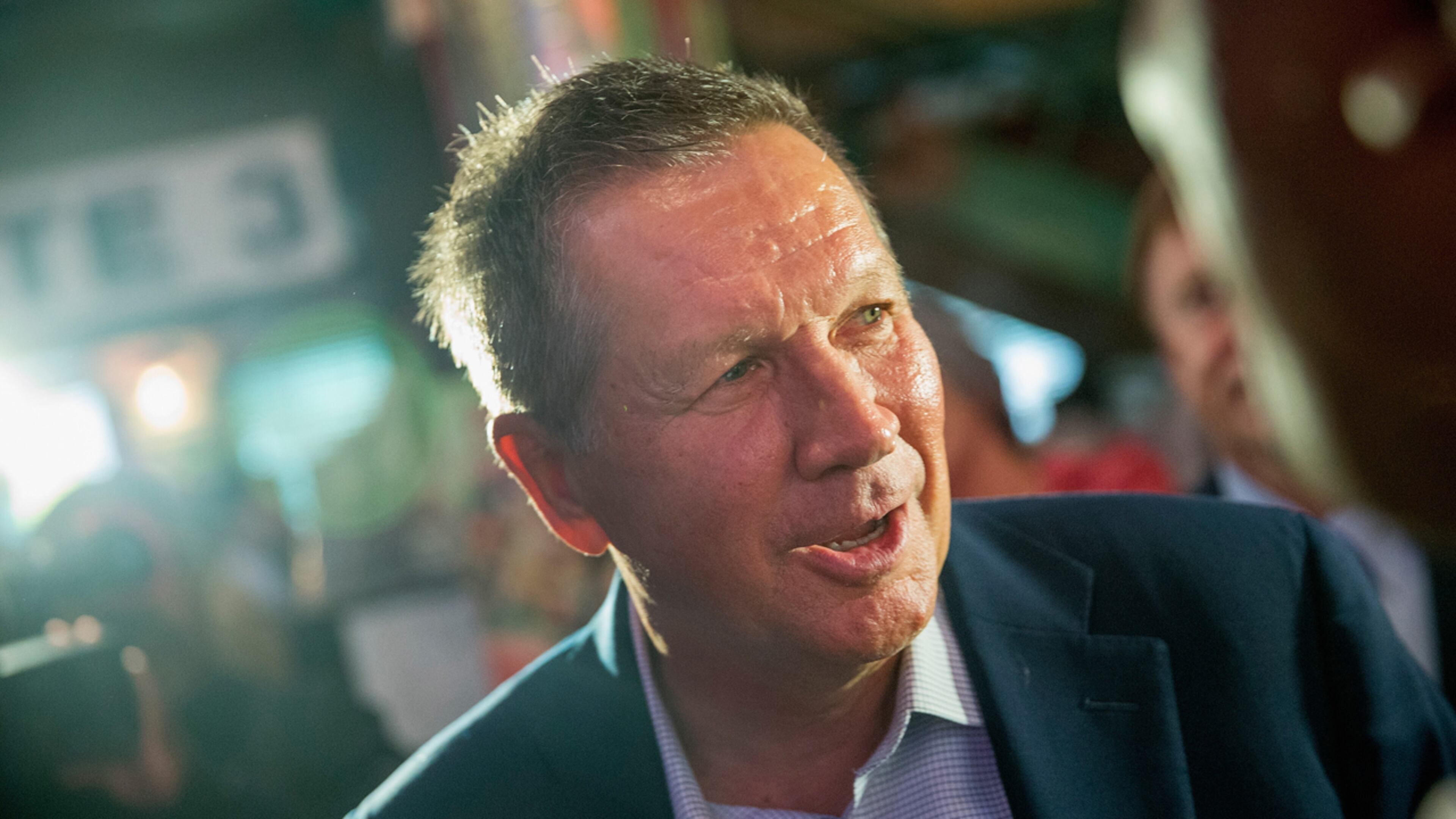 Republican presidential candidate Ohio Governor John Kasich greets guests at Portiillo's restaurant during a campaign stop on September 29 in Chicago. The stop follows a weekend campaign trip to Iowa for the governor.