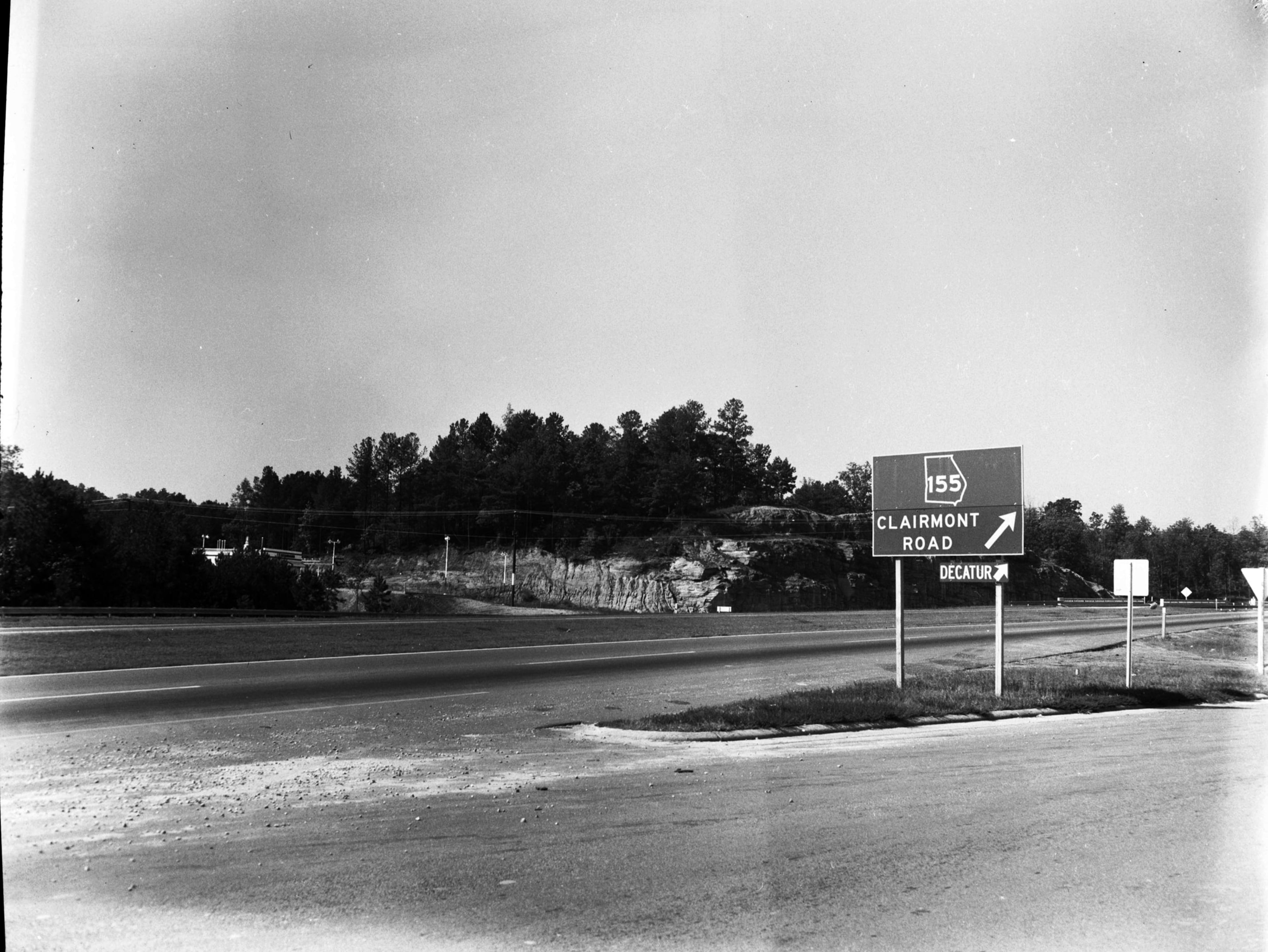 The Clairmont Road exit off the Northeast Expressway (I-85) in September 1959. LBGPNS3-073a, Lane Brothers Commercial Photographers Photographic Collection, 1920-1976. Photographic Collection, Special Collections and Archives, Georgia State University Library.