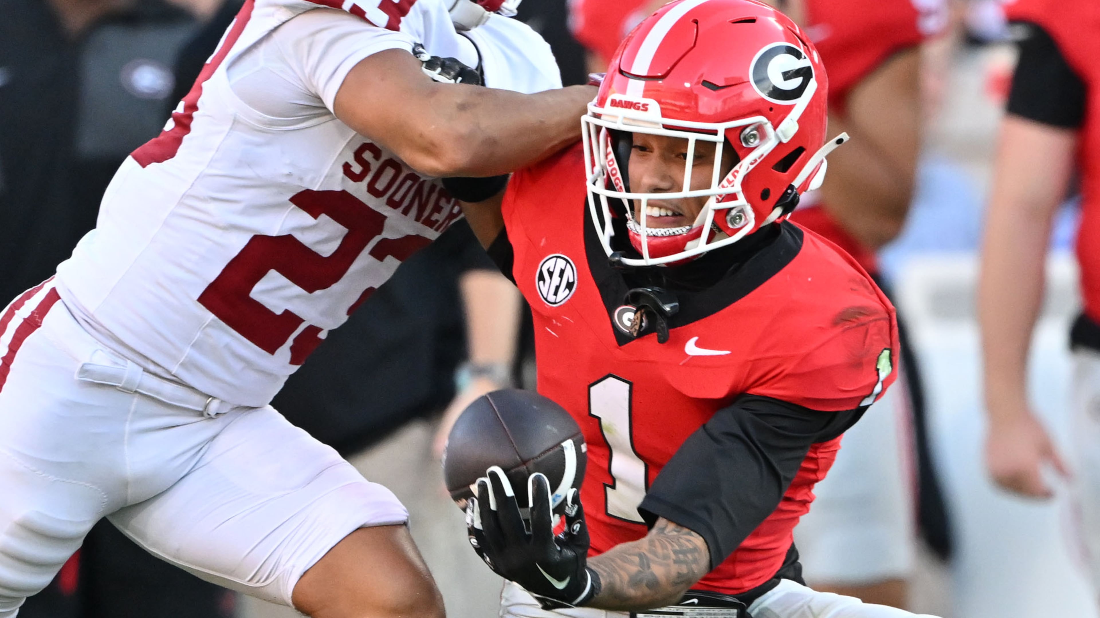 Georgia wide receiver Talyn Taylor (right) makes a one-handed catch against Oklahoma defensive back Eli Bowen (left) during the second half of an NCAA football game at Sanford Stadium on Saturday, Sept. 26, 2026, in Athens. Georgia defeated Oklahoma 41-13. (Hyosub Shin/AJC)