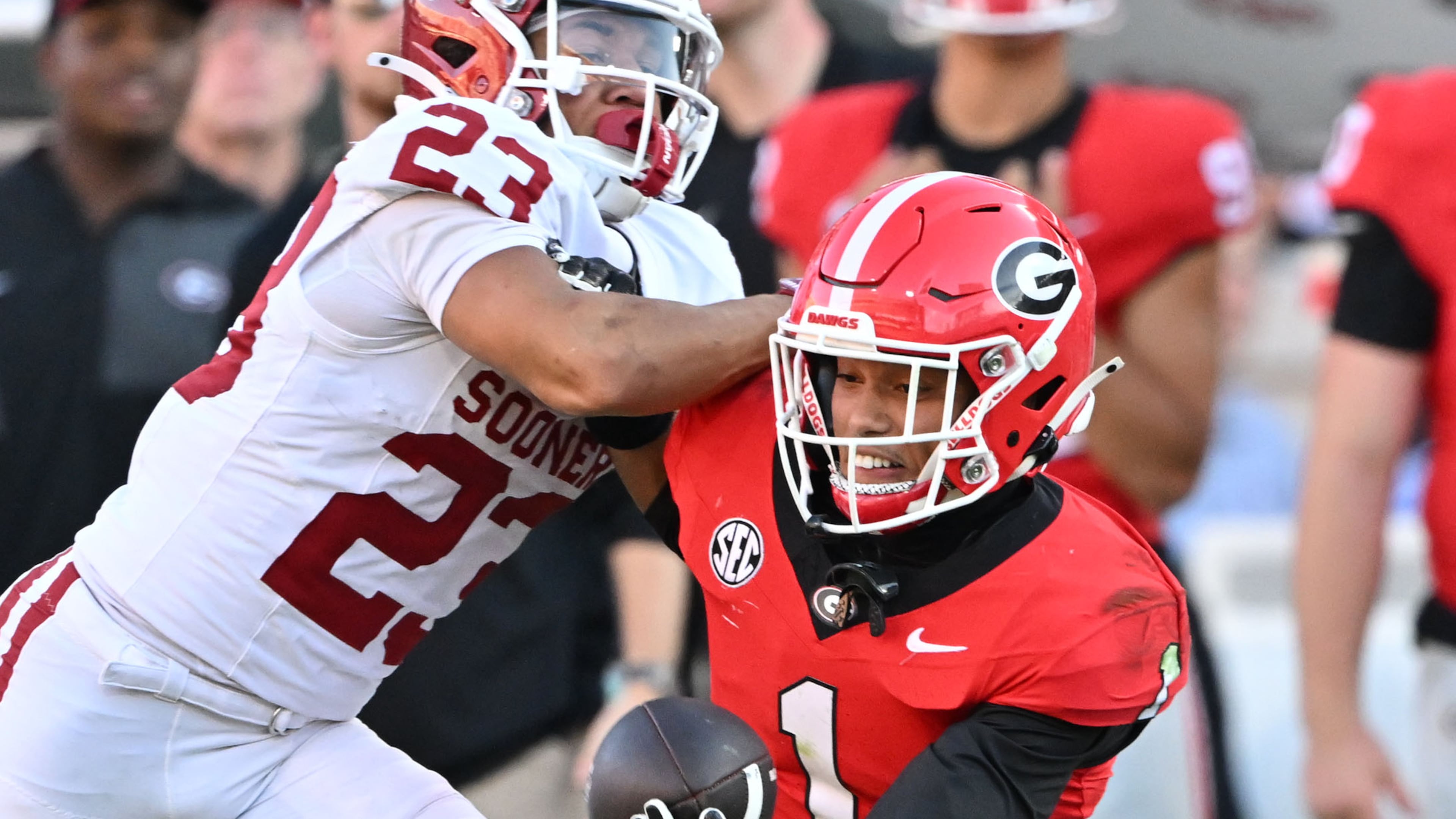 Georgia wide receiver Talyn Taylor (center) makes a one-handed catch over Oklahoma defensive back Eli Bowen during an NCAA football game at Sanford Stadium on Saturday, Sept. 26, 2026, in Athens. (Hyosub Shin/AJC)