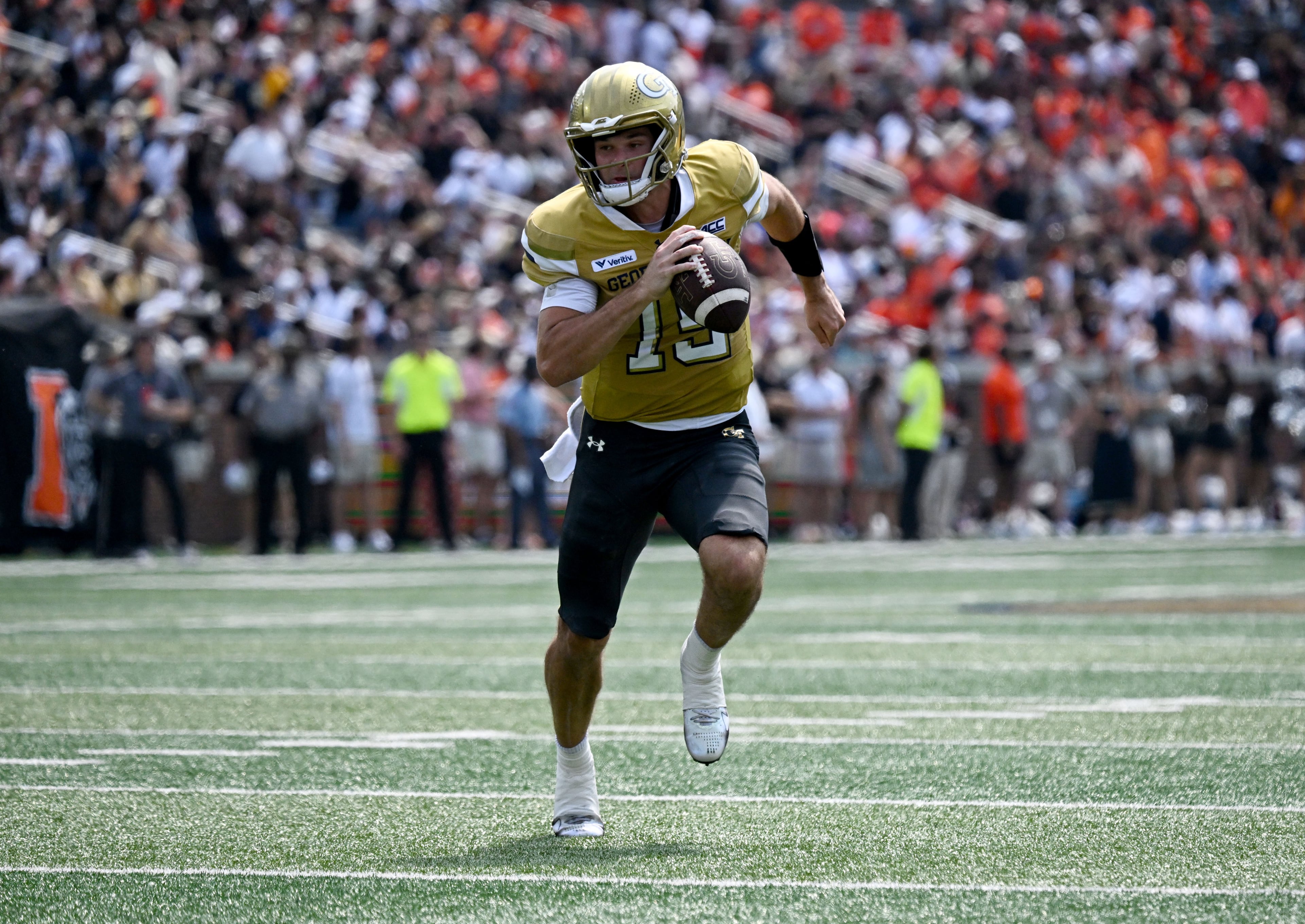 Georgia Tech quarterback Alberto Mendoza (15) runs the ball during the first half in an NCAA college football game at Bobby Dodd Stadium on Saturday, Sept. 19, 2026, in Atlanta. (Hyosub Shin/AJC)