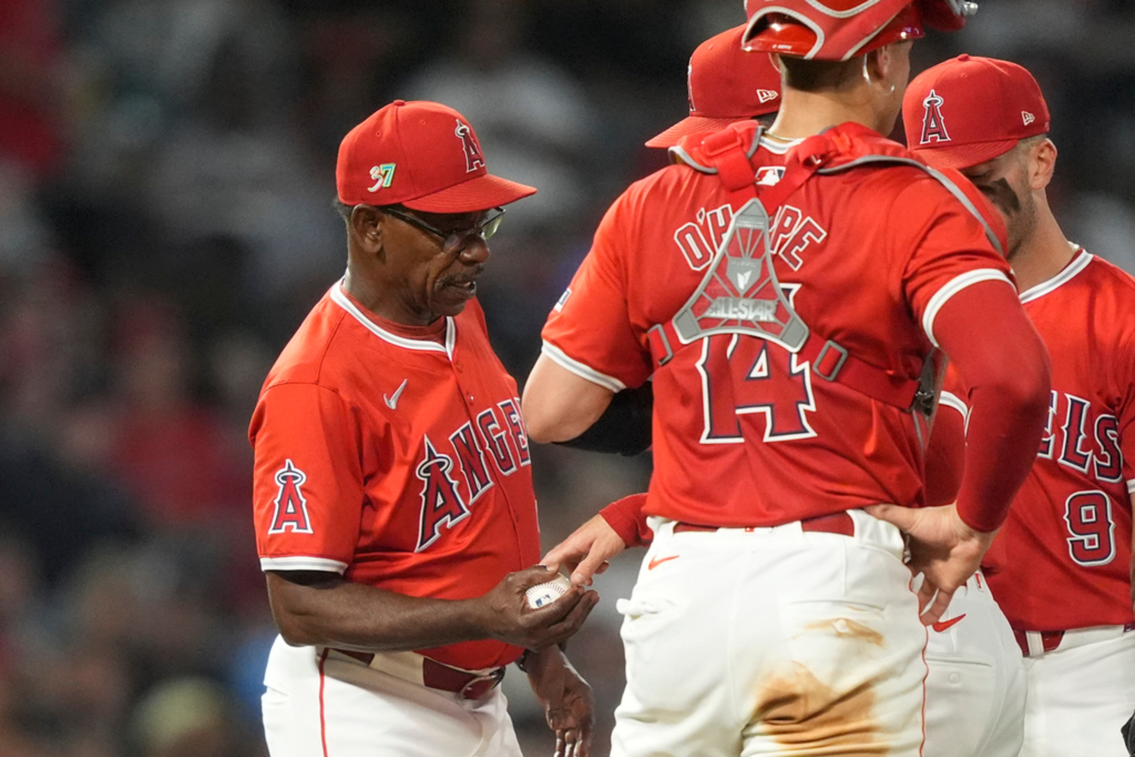 Los Angeles Angels manager Ron Washington, left, relieves starting pitcher Griffin Canning during the fifth inning of a baseball game against the Atlanta Braves, Saturday, Aug. 17, 2024, in Anaheim, Calif. (AP Photo/Ryan Sun)