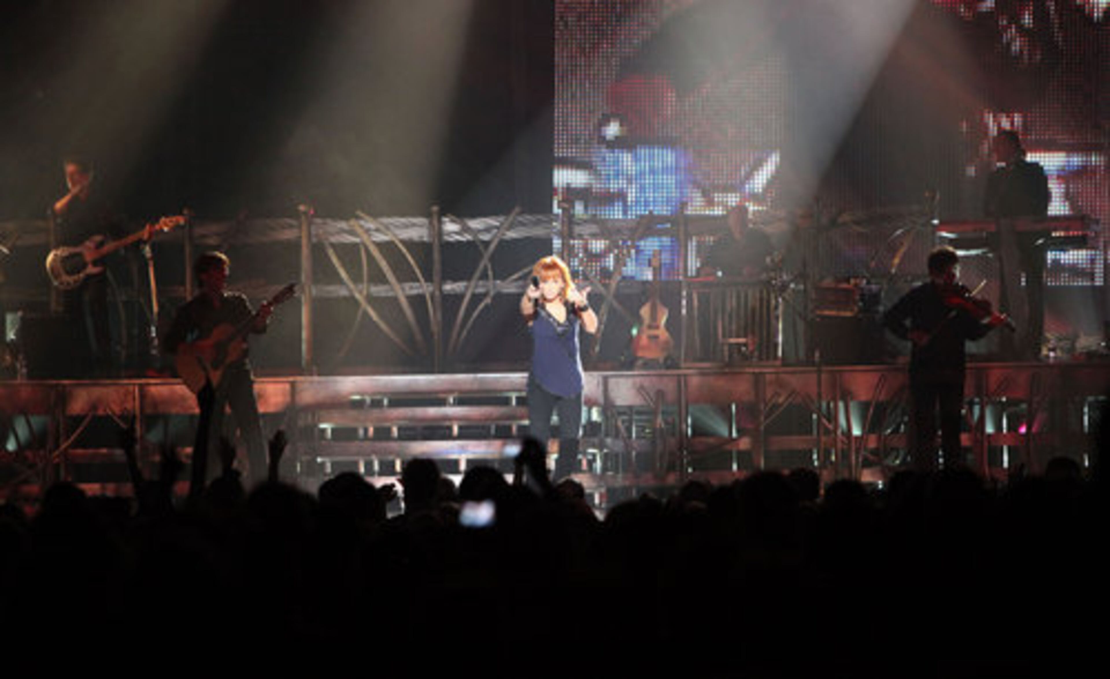 Country music superstar Reba McEntire and her band perform for a packed house at Gwinnett Arena.