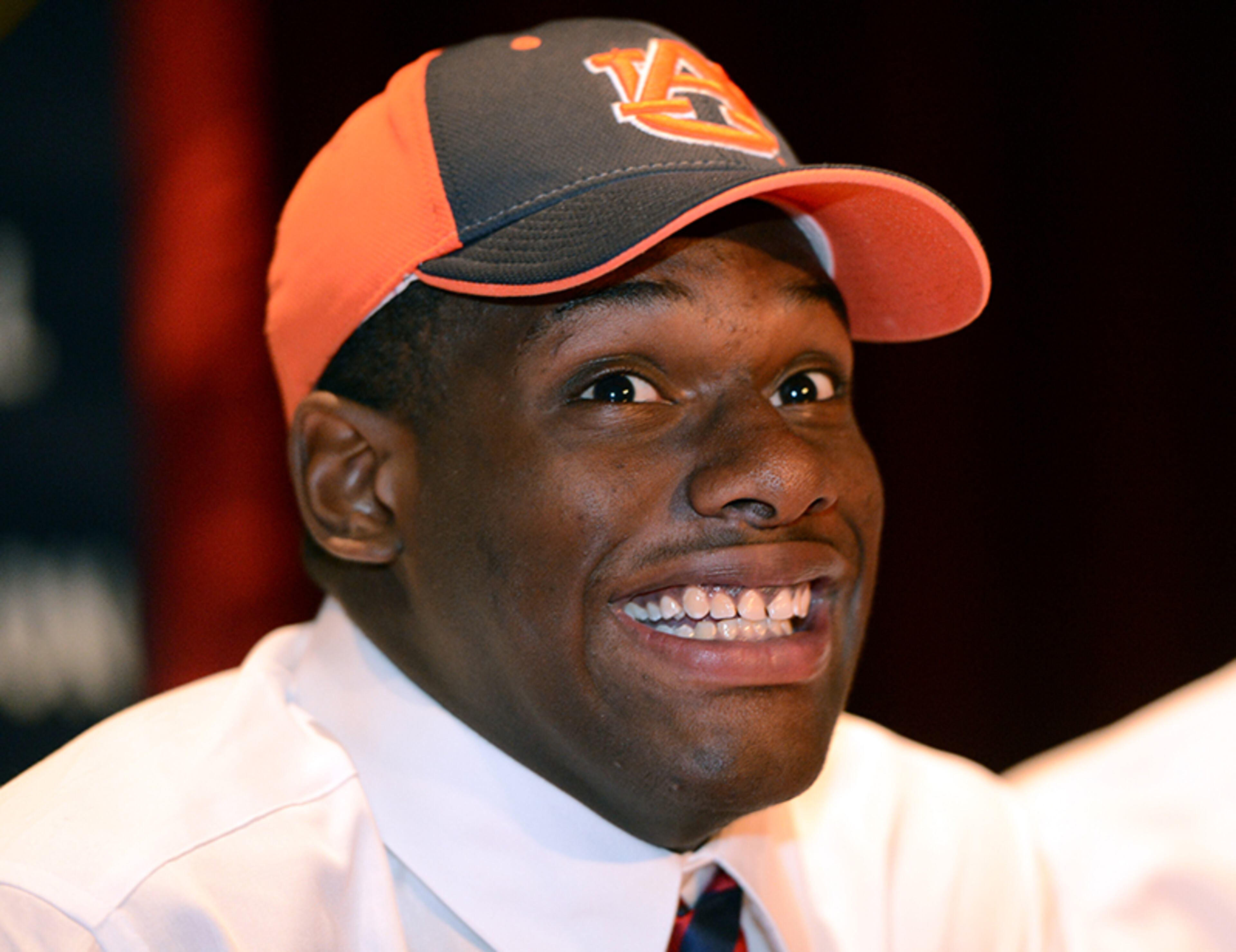 Former Milton High School defensive end Carl Lawson, who was Georgia’s best 2013 prospect not named Nkemdiche, stuck to his original decision and signed with Auburn, despite the firing of Gene Chizik. Ironically, Lawson was recruited to Auburn by new defensive line coach Rodney Garner, who passed on Lawson when he coached at UGA.