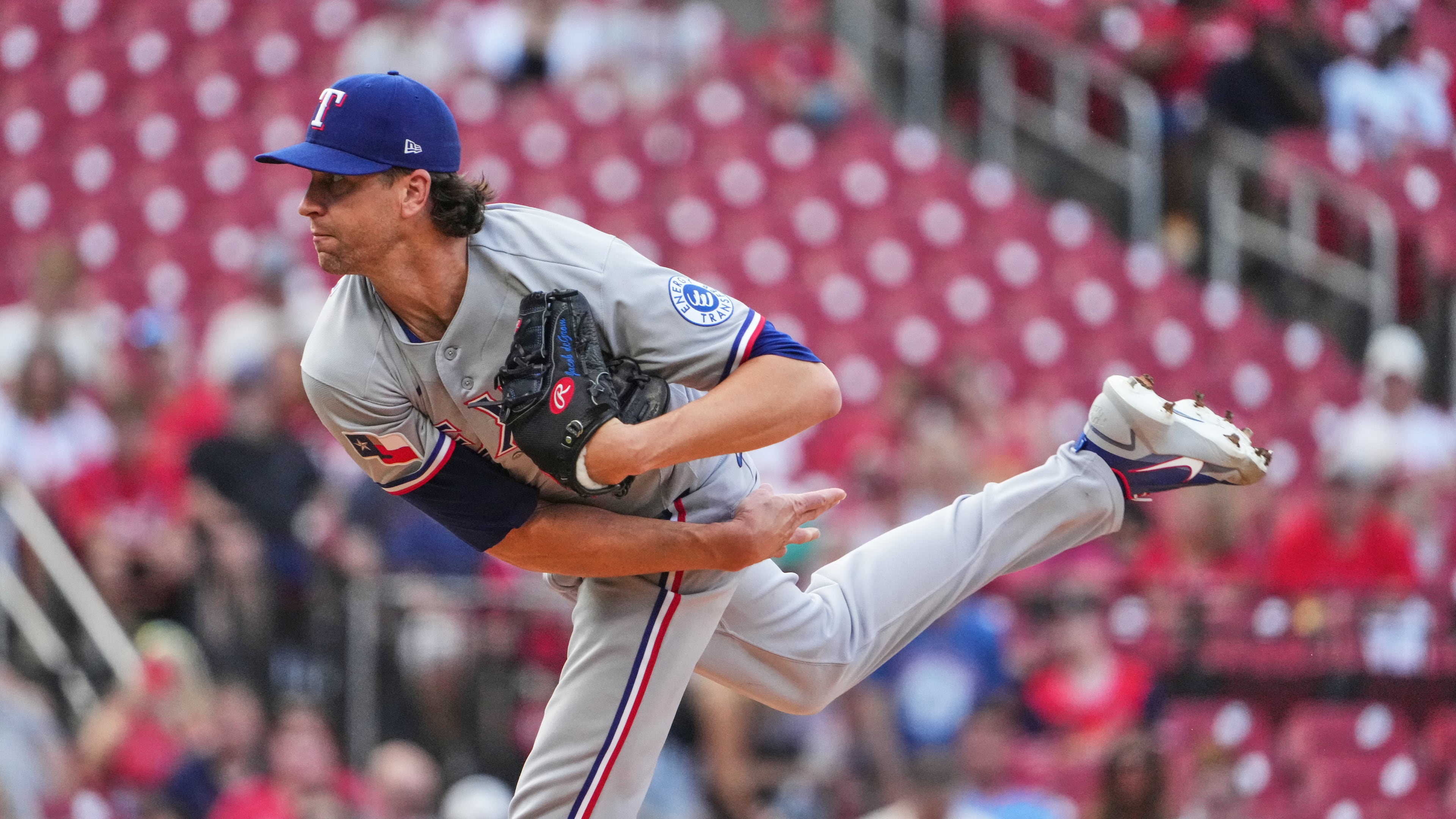 Texas Rangers starting pitcher Jacob DeGrom throws during the first inning of a baseball game against St. Louis Cardinals Monday, June 1, 2026, in St. Louis. (AP Photo/Jeff Roberson)