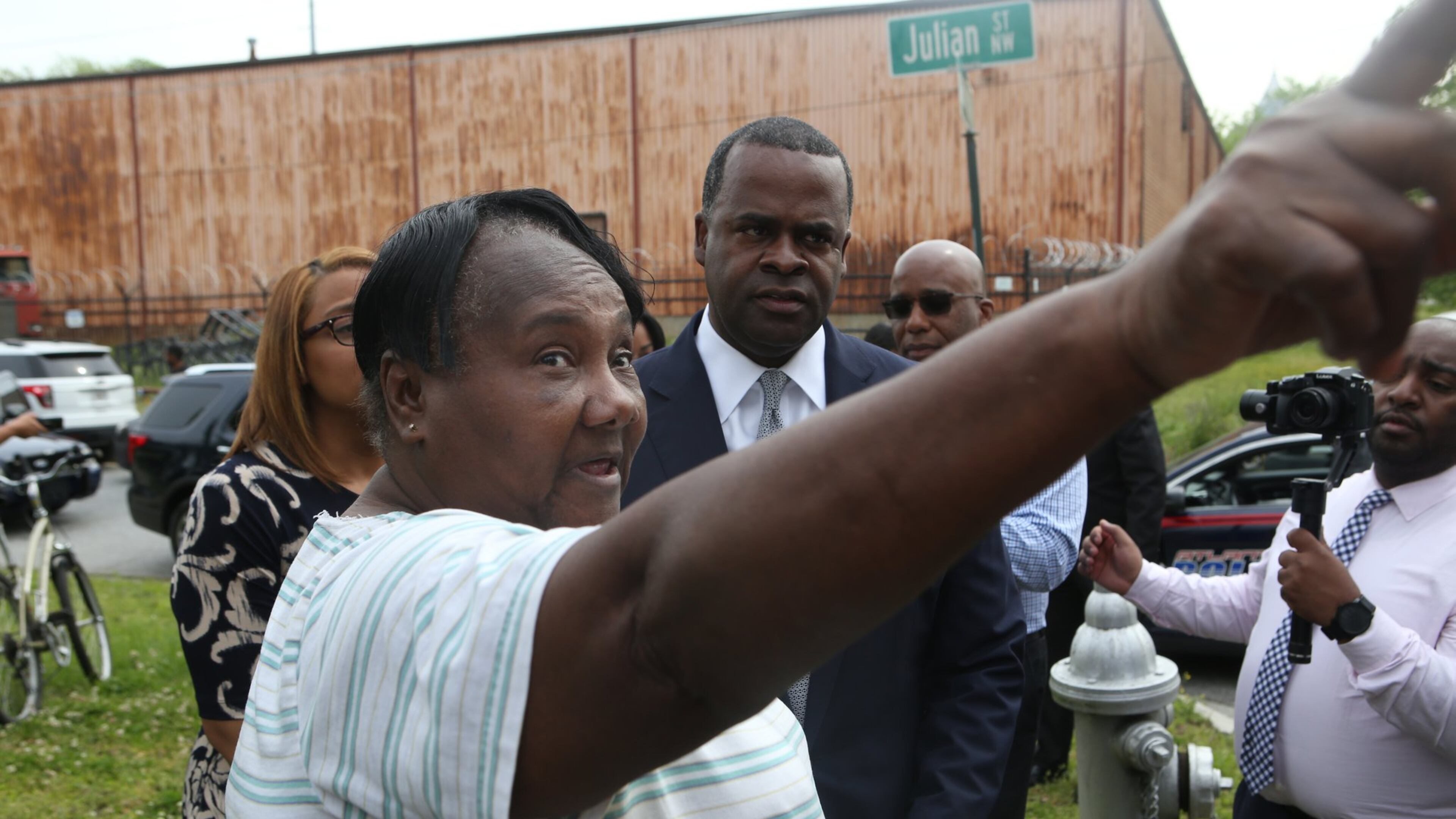 English Avenue resident Thelma Bentoan asks Mayor Kasim Reed about the Anti-Displacement Fund in April 2017. (HENRY TAYLOR / HENRY.TAYLOR@AJC.COM)