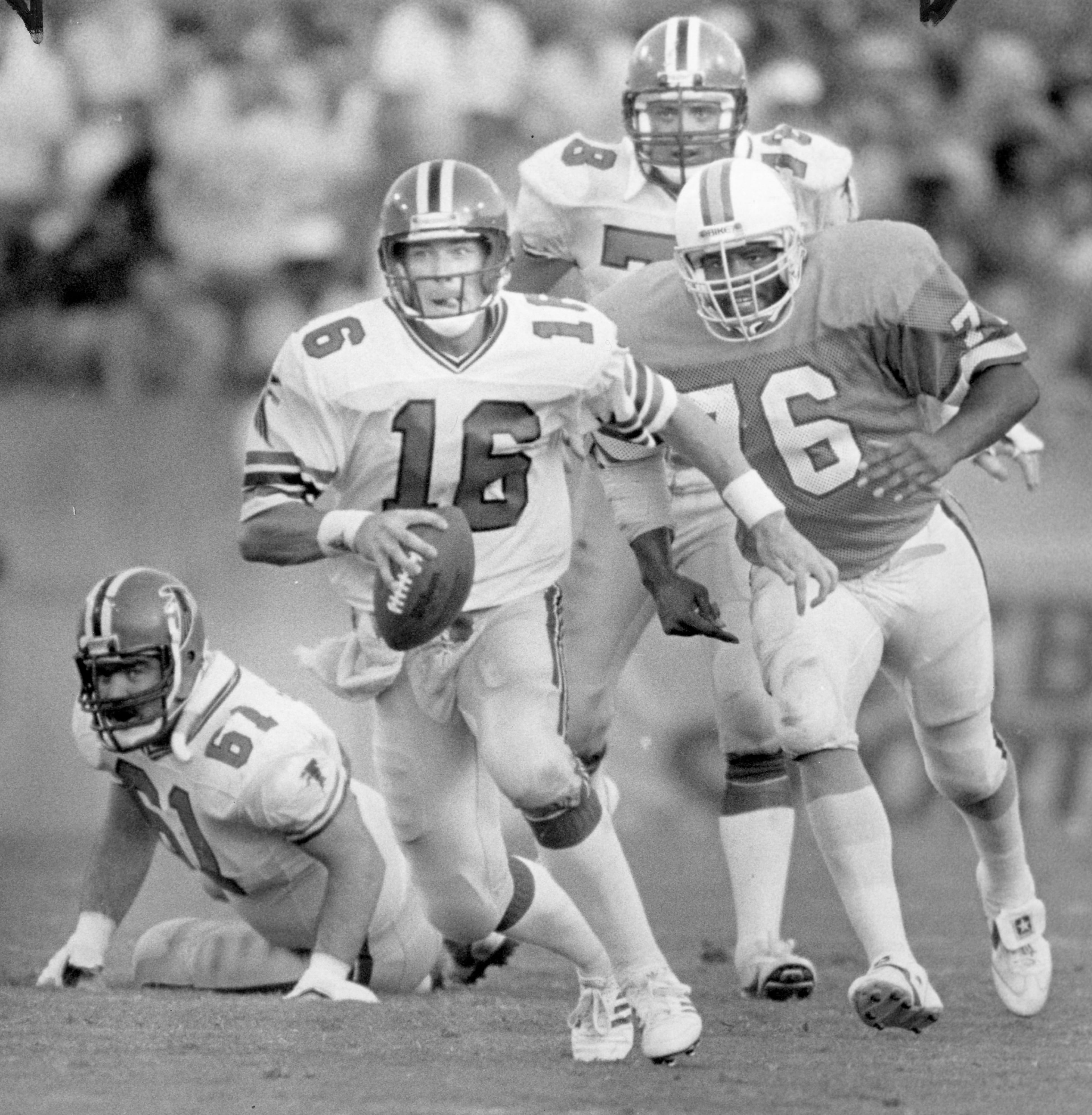 Archer scrambles against the Bucs in 1986. Kenneth Walker / AJC