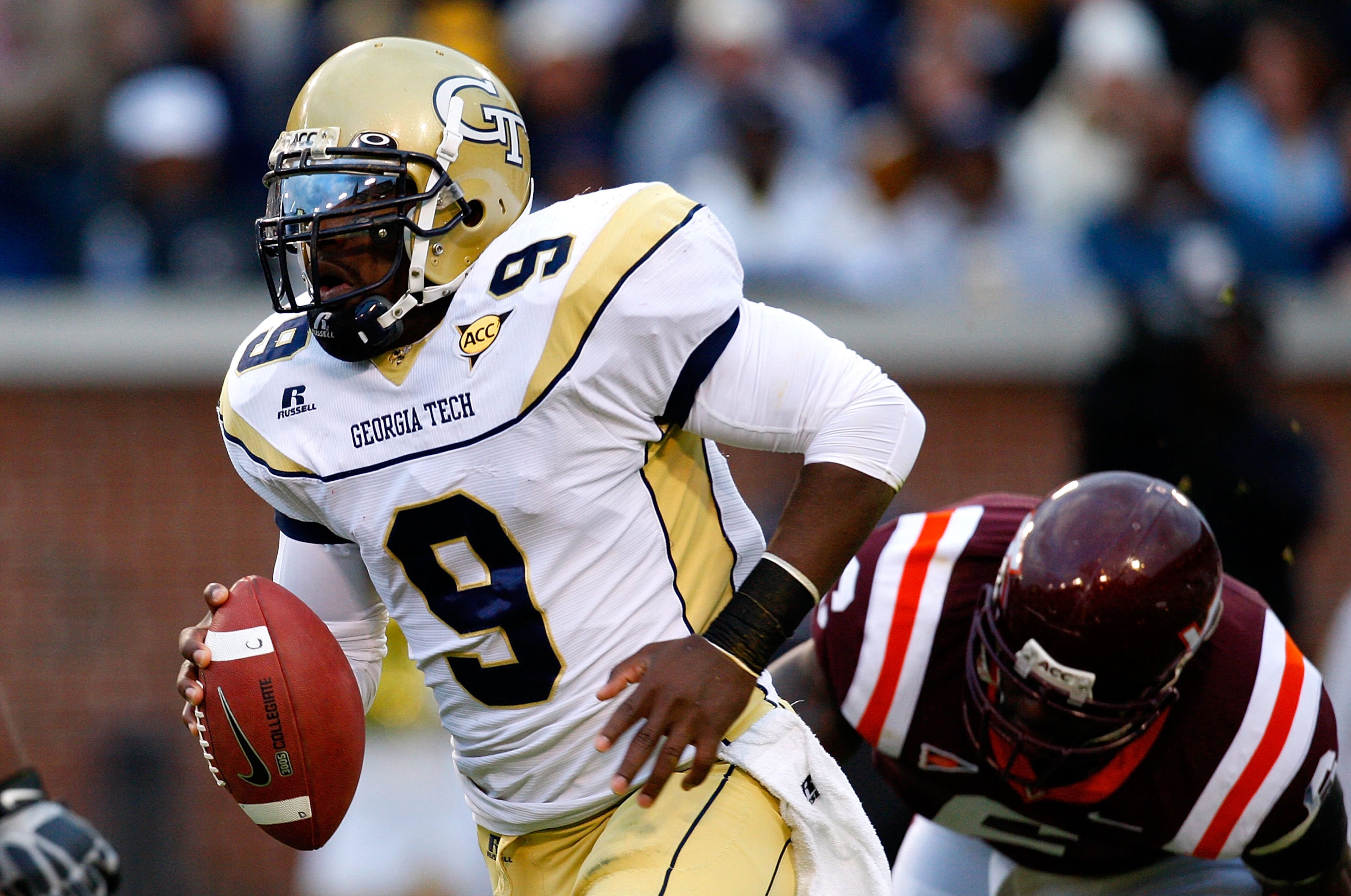 Georgia Tech quarterback Josh Nesbitt rushes upfield against Virginia Tech at Bobby Dodd Stadium on Oct. 17, 2009. (Photo by Kevin C. Cox/Getty Images)