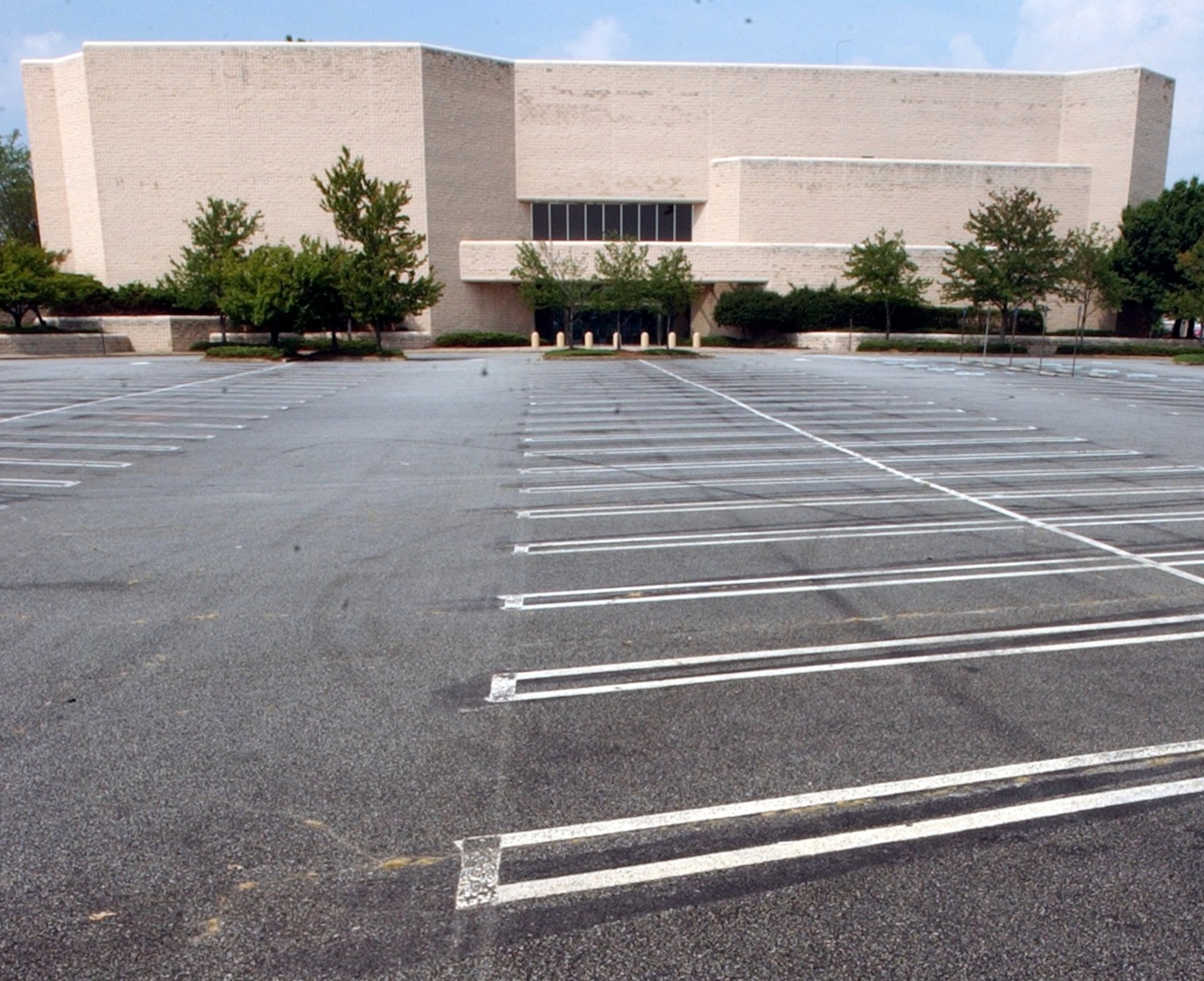 Empty Macy's at Gwinnett Place in September 2004.