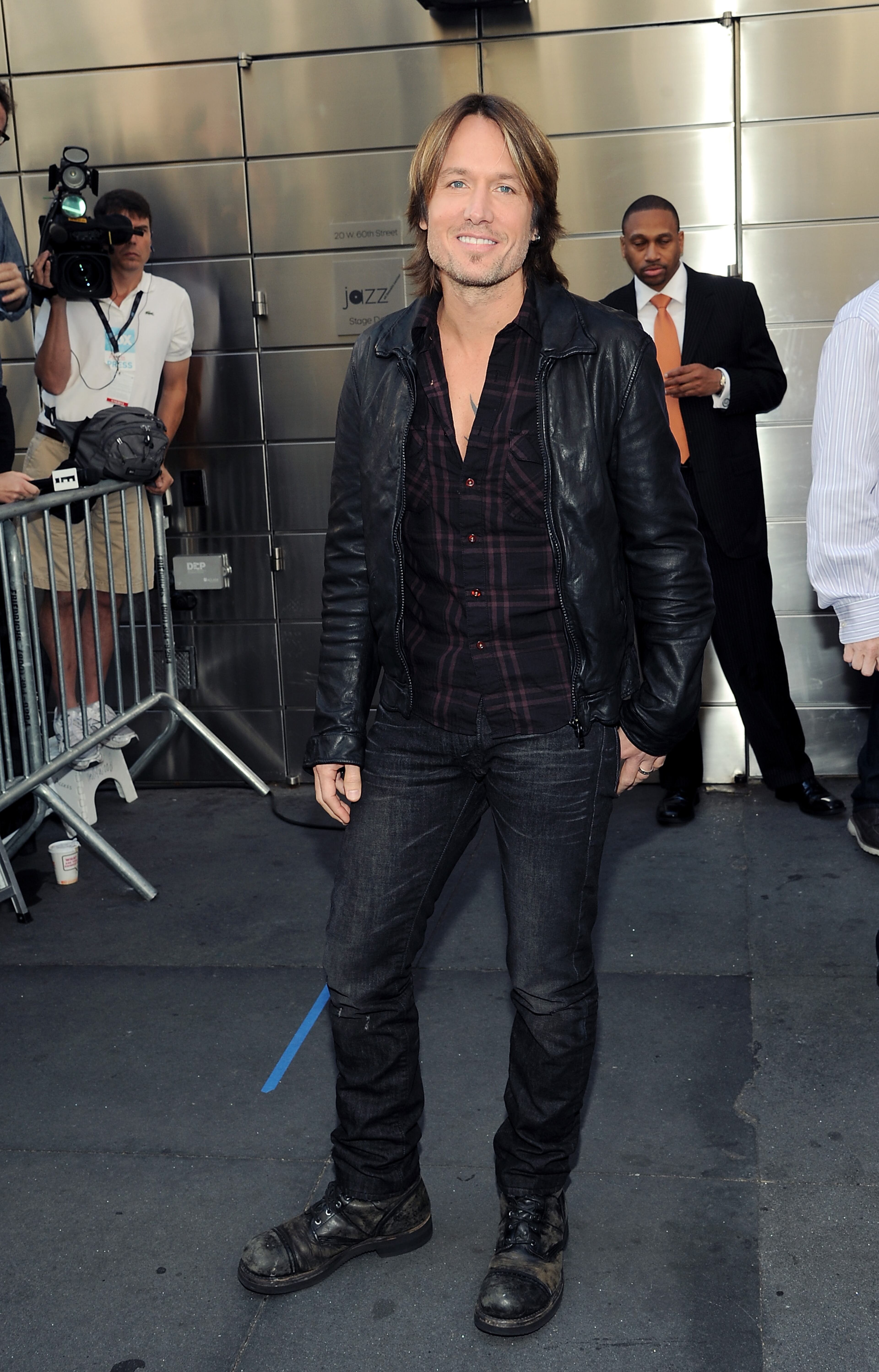 Keith Urban strikes a pose.