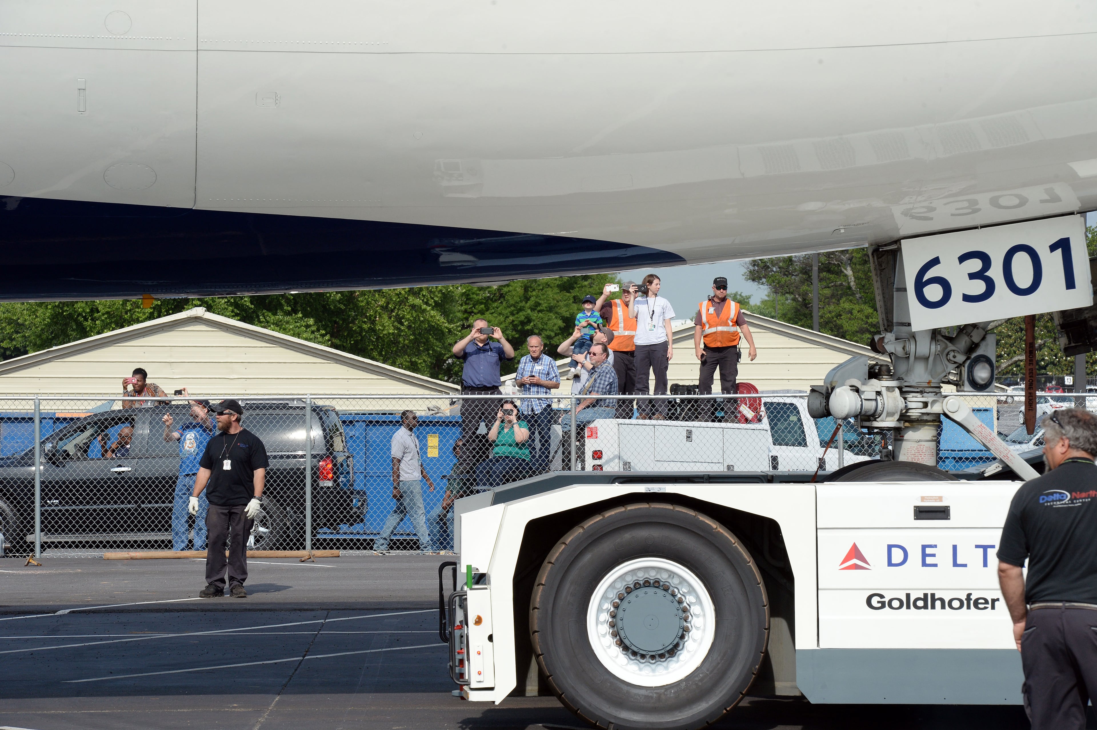 APRIL 30, 2016 ATLANTA A crowd of onlookers is seen from below the plane as it moves into position at the Delta Flight Museum Saturday, April 30, 2016. Delta Air Lines Ship 6301 made its final journey to Delta’s Atlanta world headquarters campus in preparation for the Delta Flight Museum's latest exhibit featuring the retired aircraft. KENT D. JOHNSON /kdjohnson@ajc.com #delta747experience
