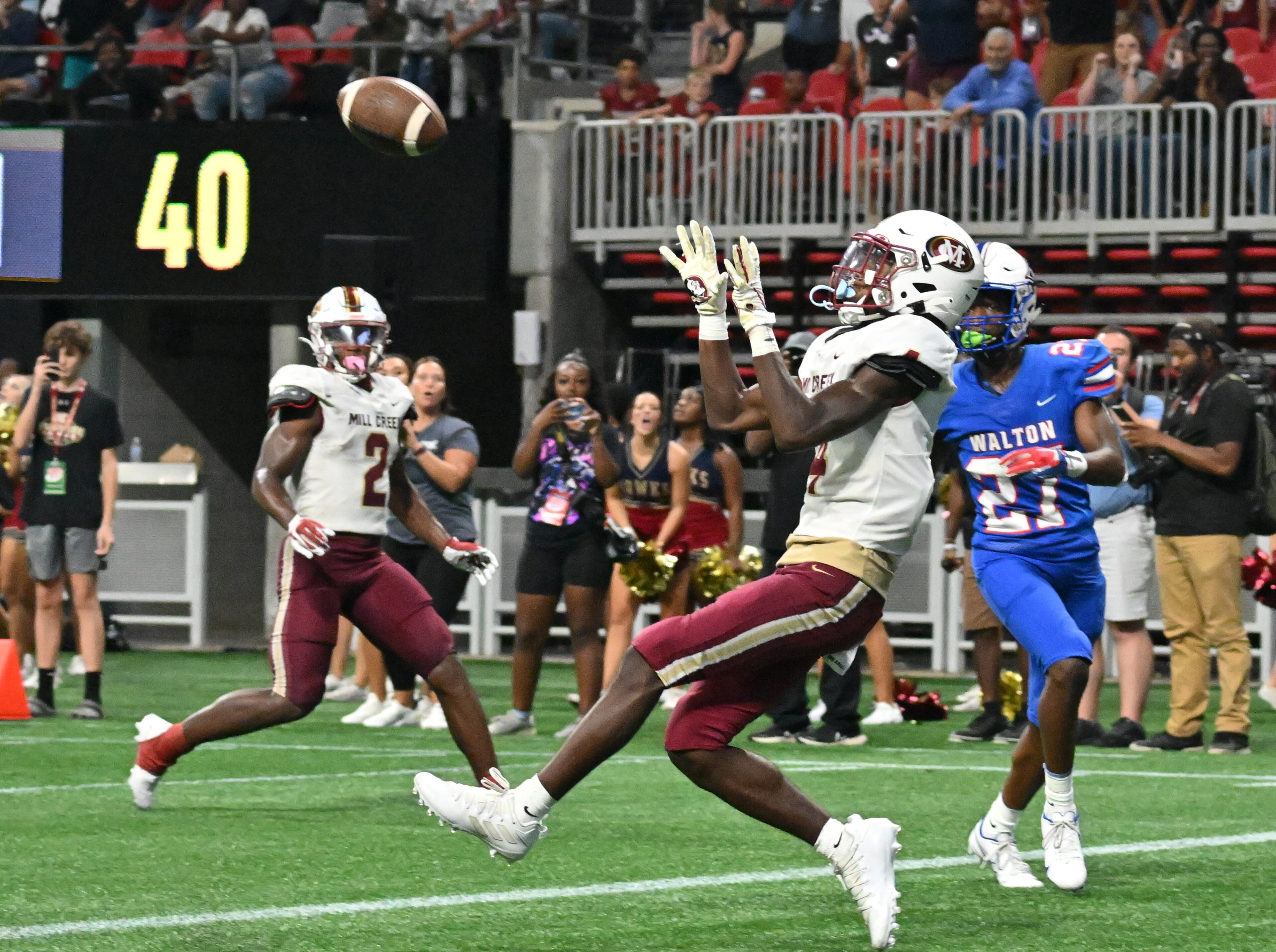 August 20 , 2022 Atlanta - Mill Creek's Makhail Wood (4) makes the game winning catch at the endzone during the 2022 Corky Kell Classic at Mercedes Benz Stadium on Saturday, August 20, 2022. Mill Creek won 44-41 over Walton. (Hyosub Shin / Hyosub.Shin@ajc.com)