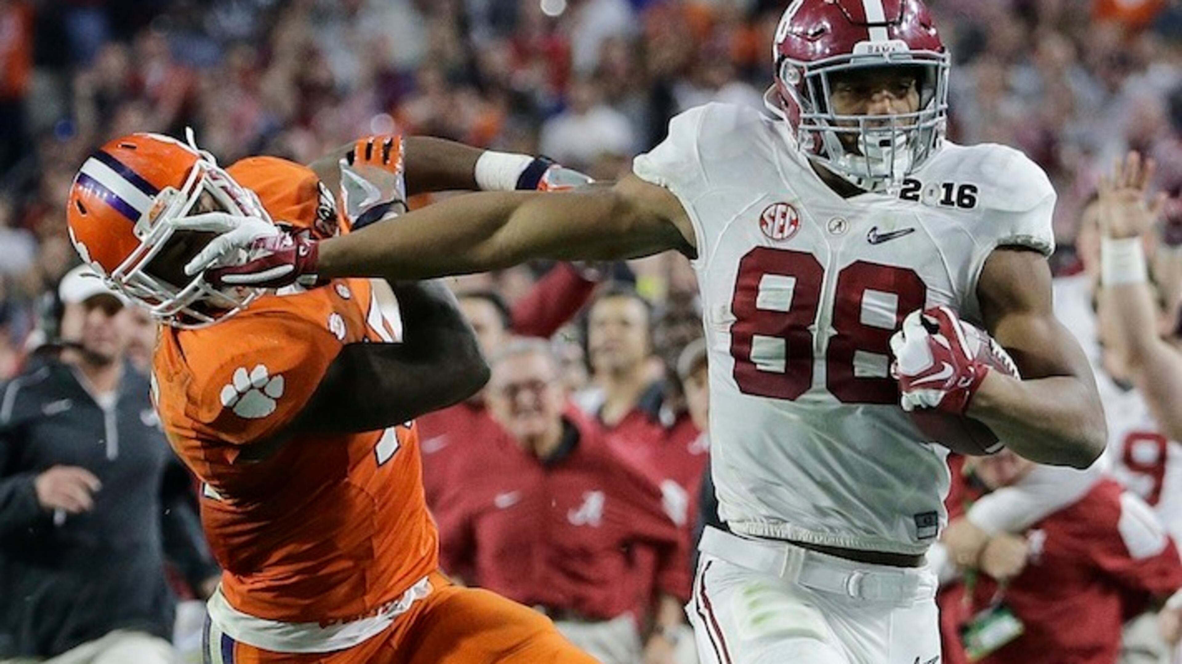 Alabama's O.J. Howard tries to get past Clemson's T.J. Green after a catch during the second half of the NCAA college football playoff championship game Monday, Jan. 11, 2016, in Glendale, Ariz. (AP Photo/David J. Phillip)