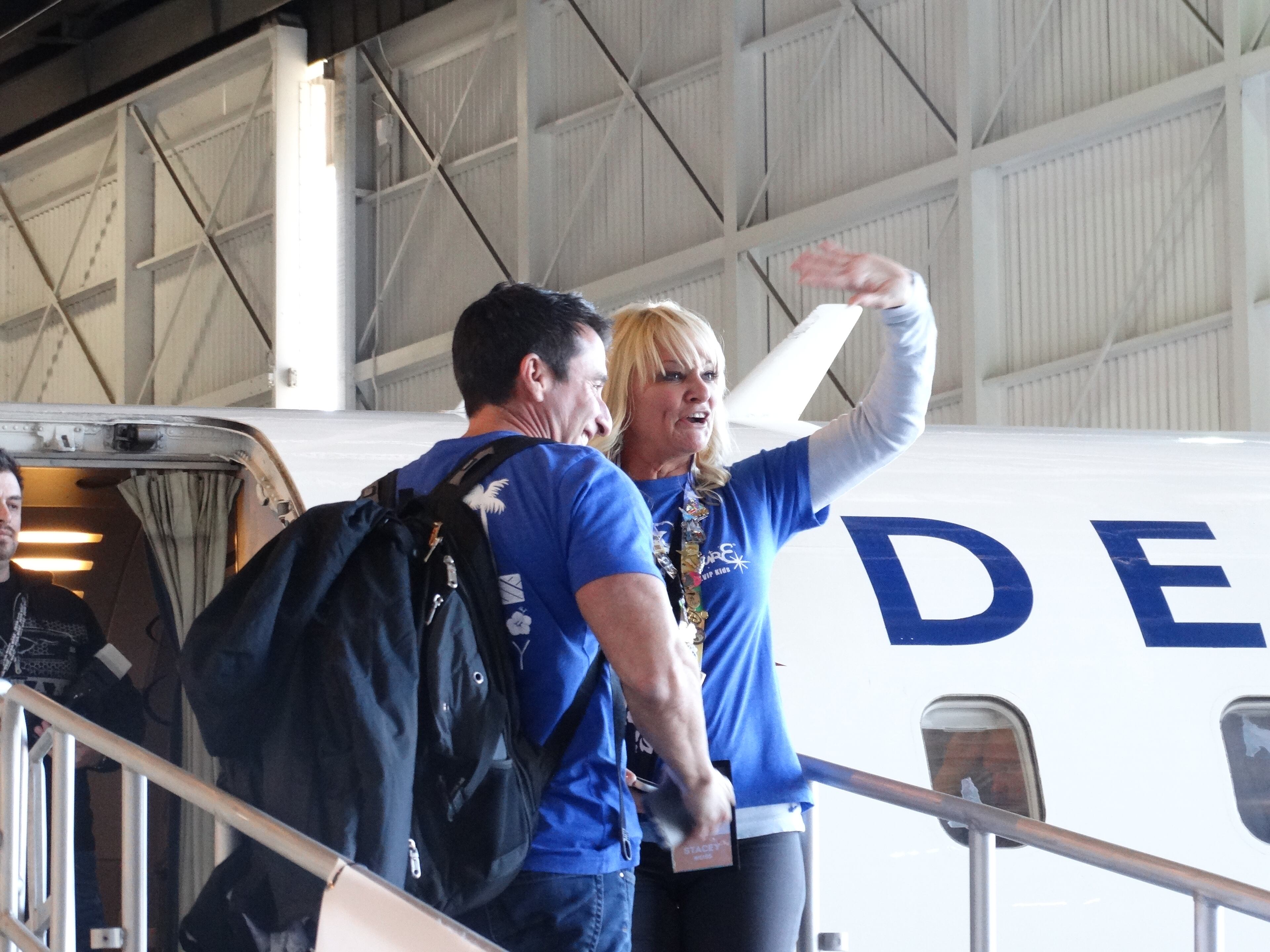 Stacey and Bert Weiss wave goodbye before going to Orlando. CREDIT: Rodney Ho/ rho@ajc.com