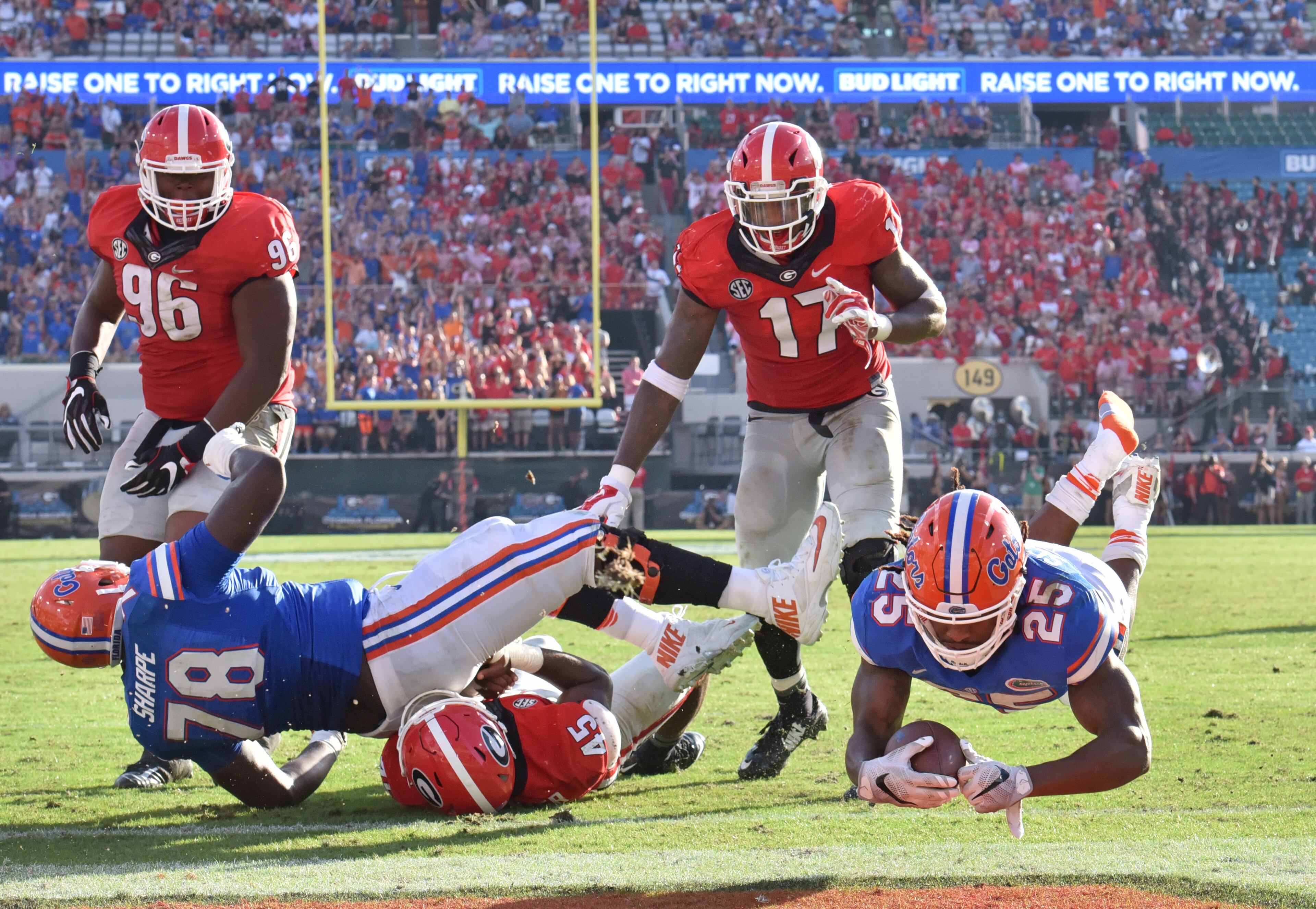 October 29, 2016 Jacksonville, Fla. - Florida running back Jordan Scarlett (25) scores a touchdown in the first half at EverBank Field in Jacksonville, Florida on Saturday, October 29, 2016. HYOSUB SHIN / HSHIN@AJC.COM