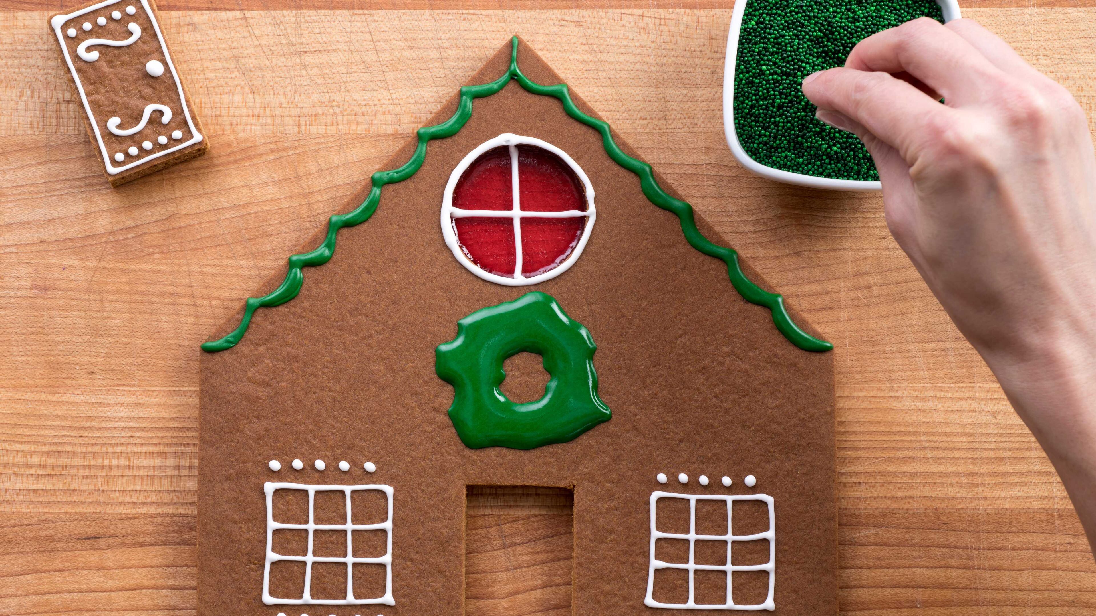 A Publix in north Fulton County offers classes on how to make gingerbread houses, brunch, sushi, cookies and more.