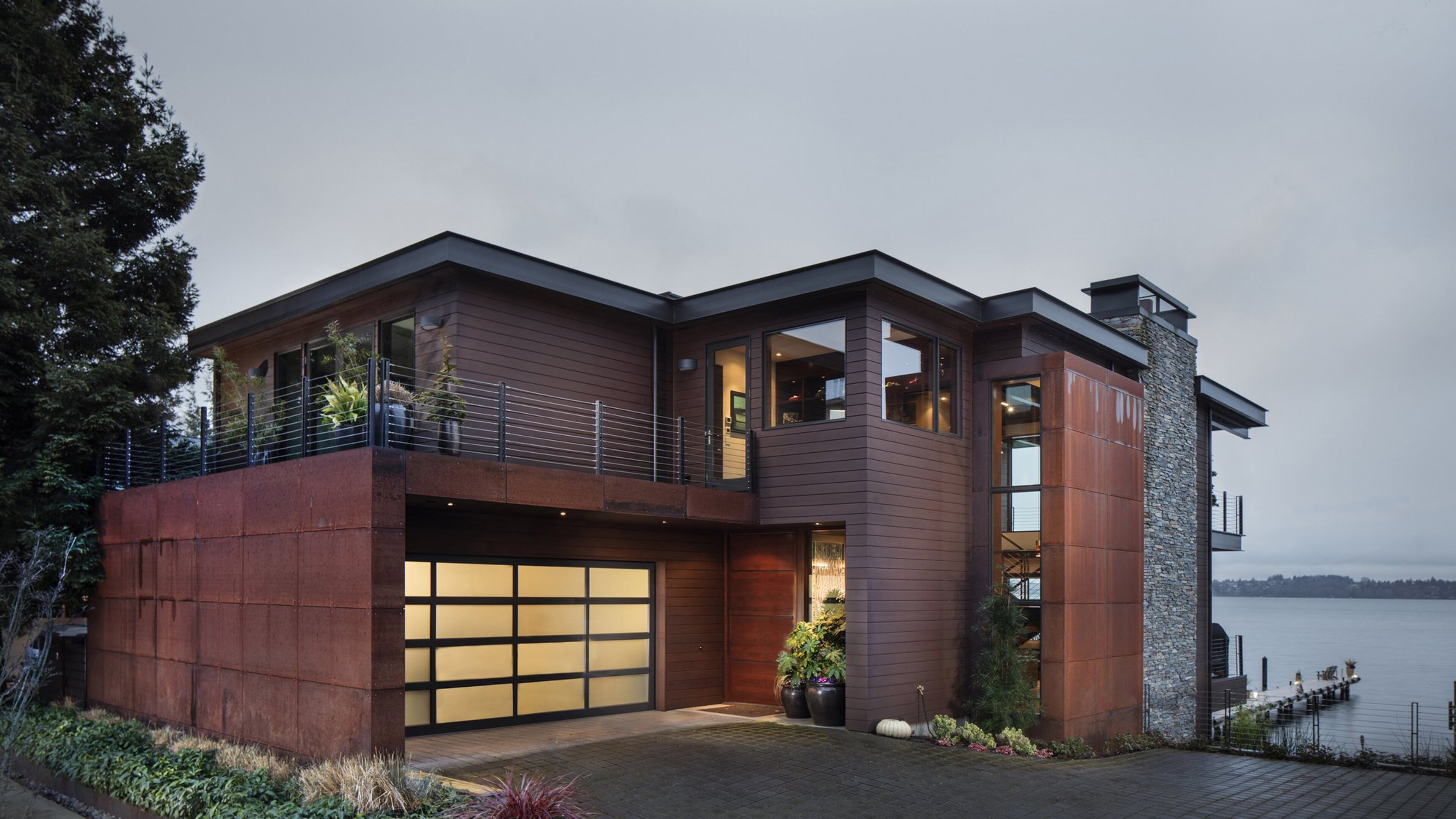 Nestled between Lake Street and Lake Washington in Kirkland, Stuart McLeod and Summer Grigsby s 4,600-square-foot, three-story house, designed by principal architect Rick Chesmore and project manager Robb Allen of Chesmore/Buck Architecture and built by Bender Custom Construction, is made for lakeside entertaining. (Steve Ringman/Seattle Times/TNS)
