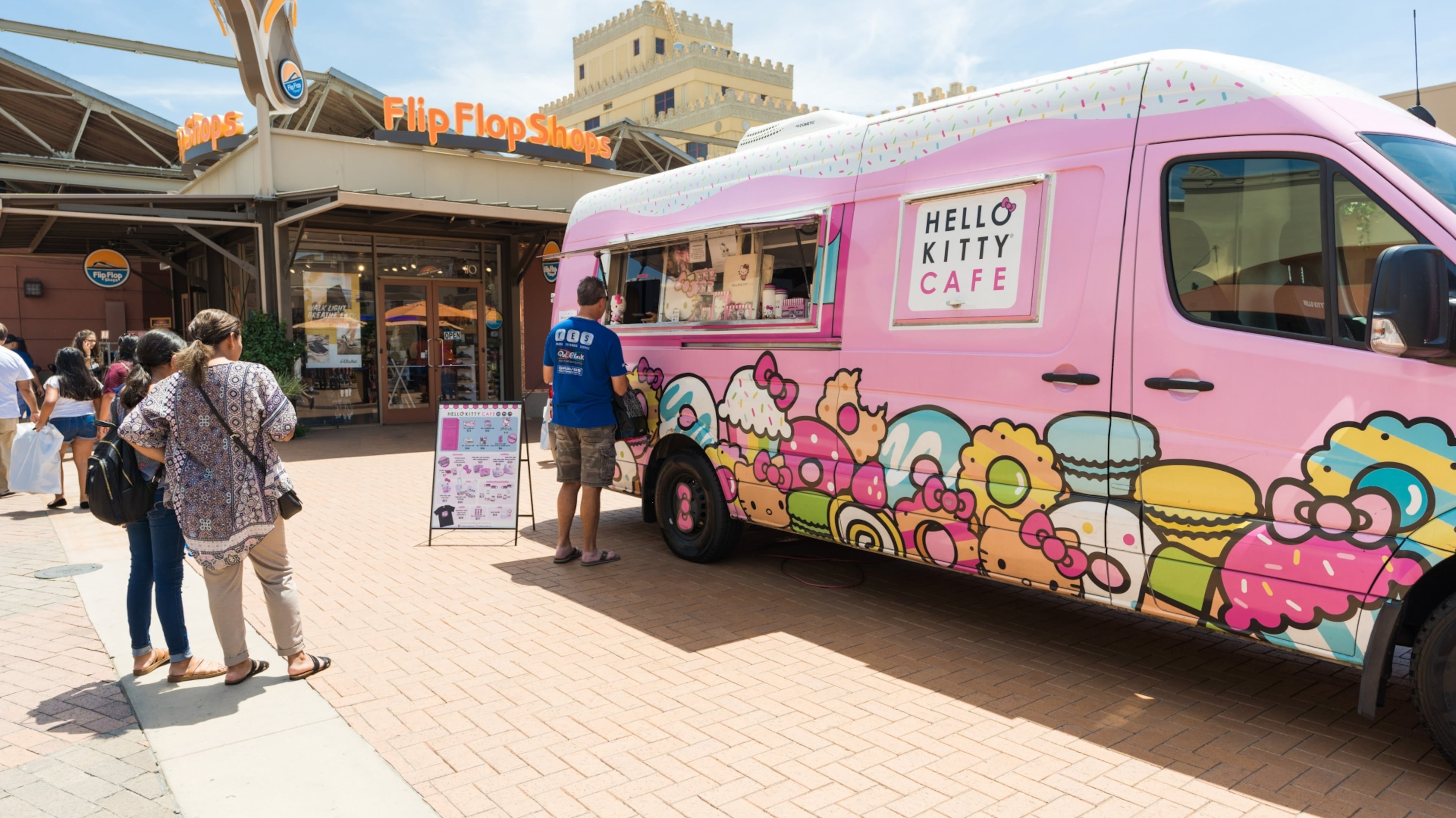 Hello Kitty Cafe truck goes on national tour