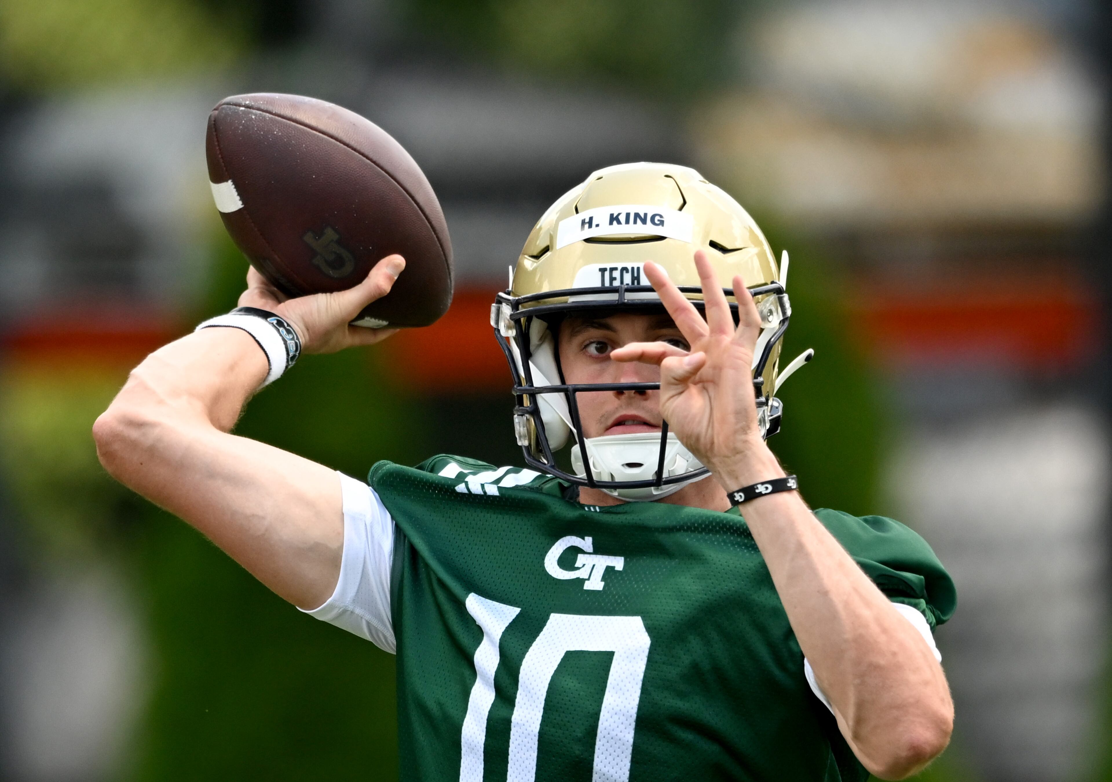 Georgia Tech's quarterback Haynes King (10) throws a football. (Hyosub Shin / Hyosub.Shin@ajc.com)