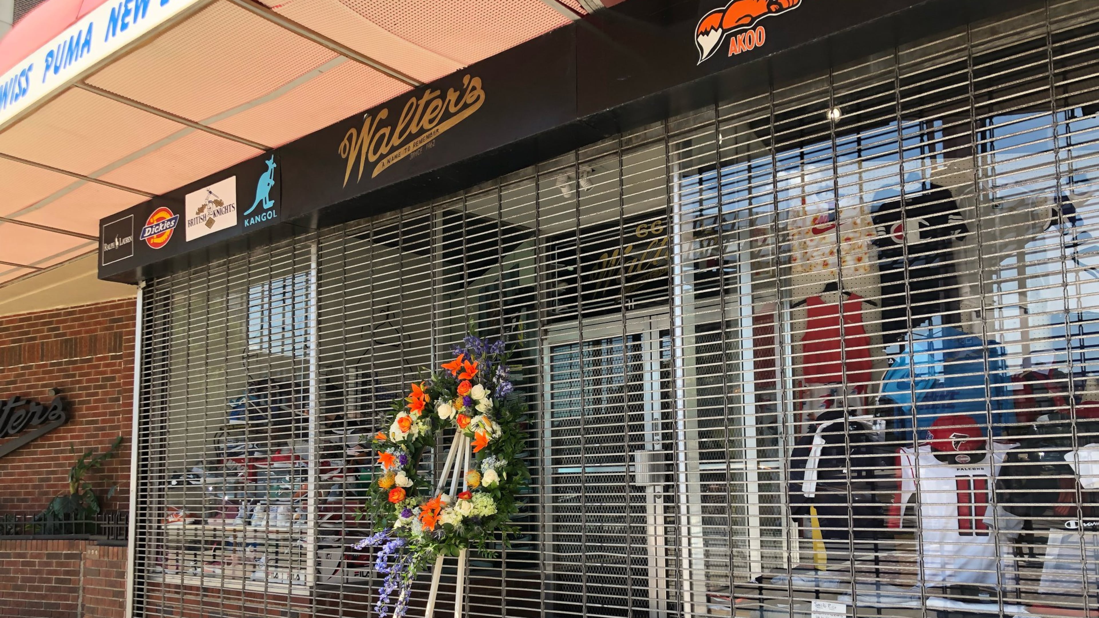 Walter Strauss, founder of Walter’s Clothing, a downtown institution, died at 94. A wreath is placed outside the store. CREDIT: CHRIS JOYNER