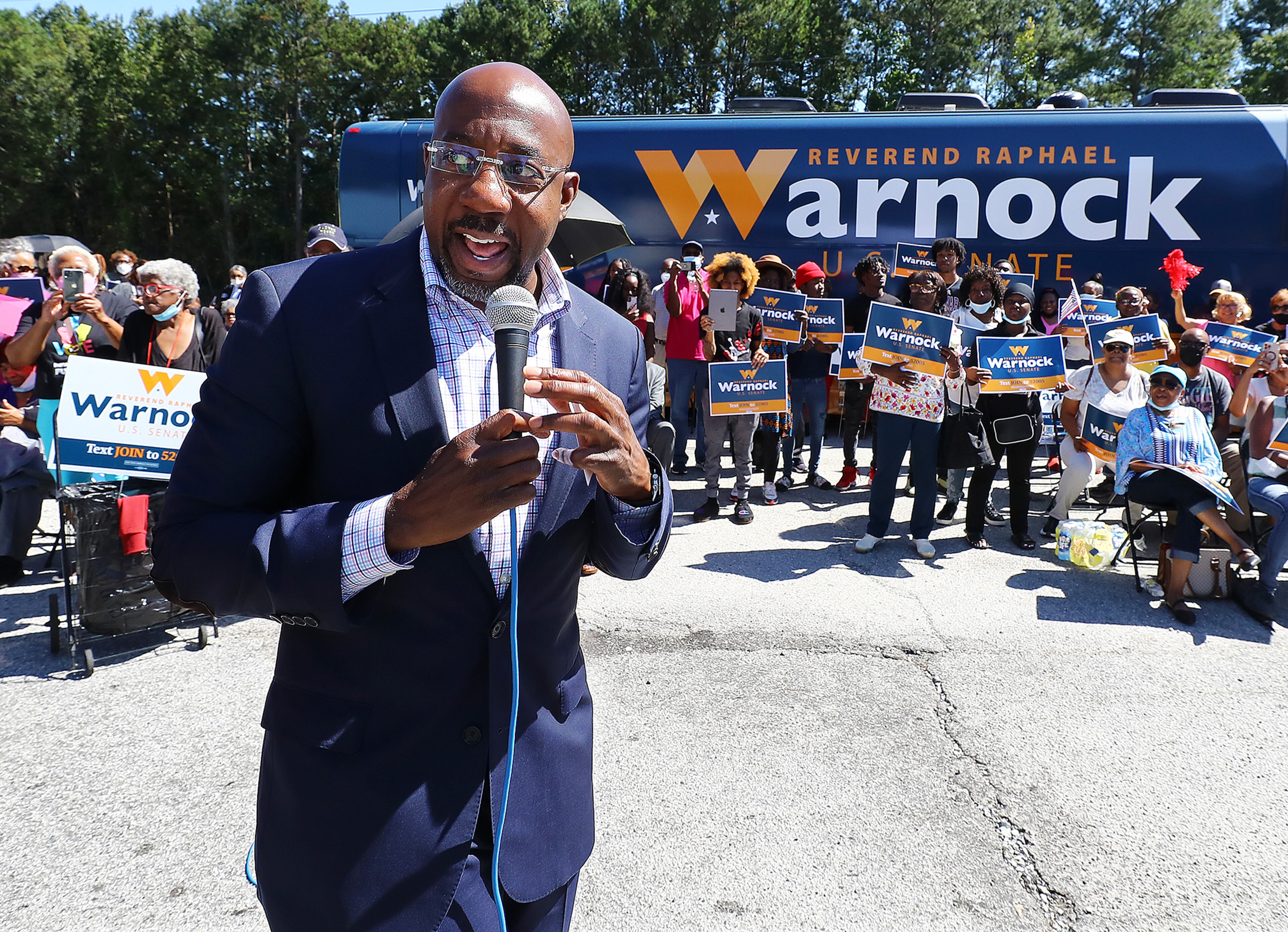 092622 Atlanta: Senator Reverend Raphael Warnock speaks to supporters while making a campaign stop at Cascade Family Skating on Monday, Sept. 26, 2022, in Atlanta. “Curtis Compton / Curtis Compton@ajc.com