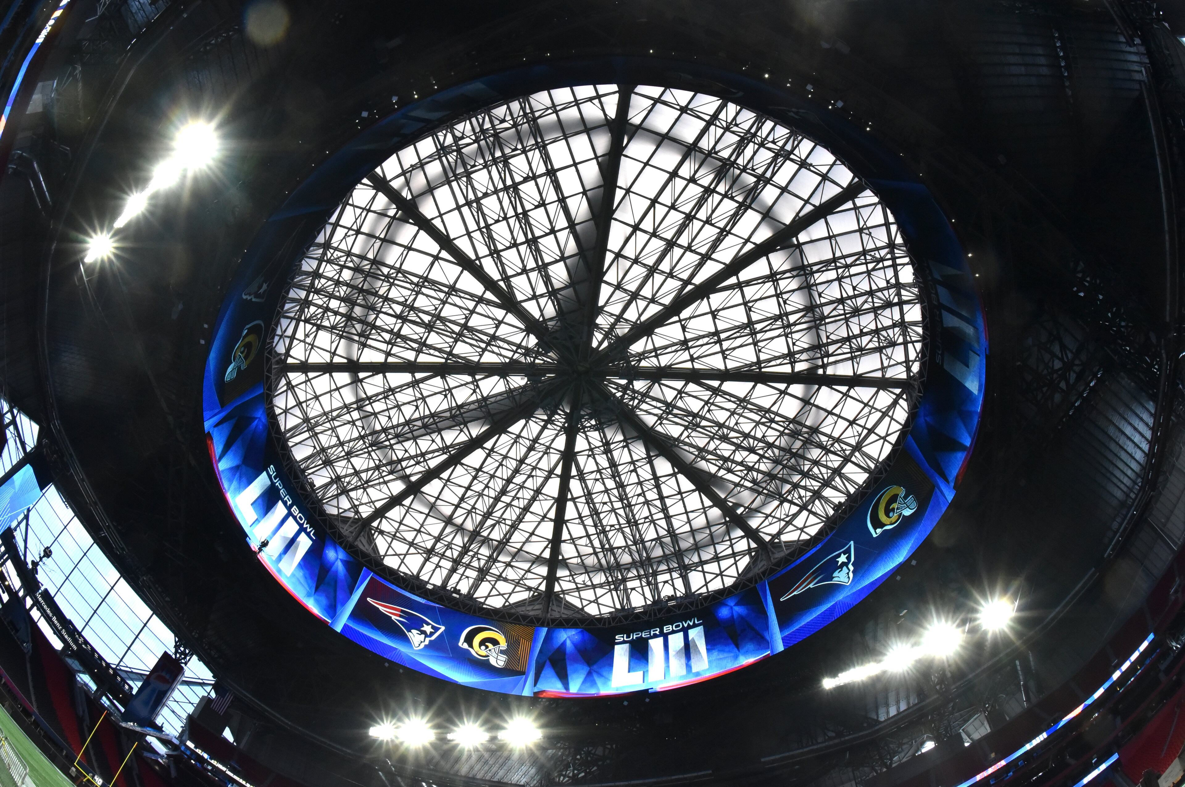 January 29, 2019 Atlanta - Roof is closed as stadium crew works inside Mercedes-Benz Stadium getting it ready for the Super Bowl LIII between New England Patriots and Los Angeles Rams on Tuesday, January 29, 2019. HYOSUB SHIN / HSHIN@AJC.COM