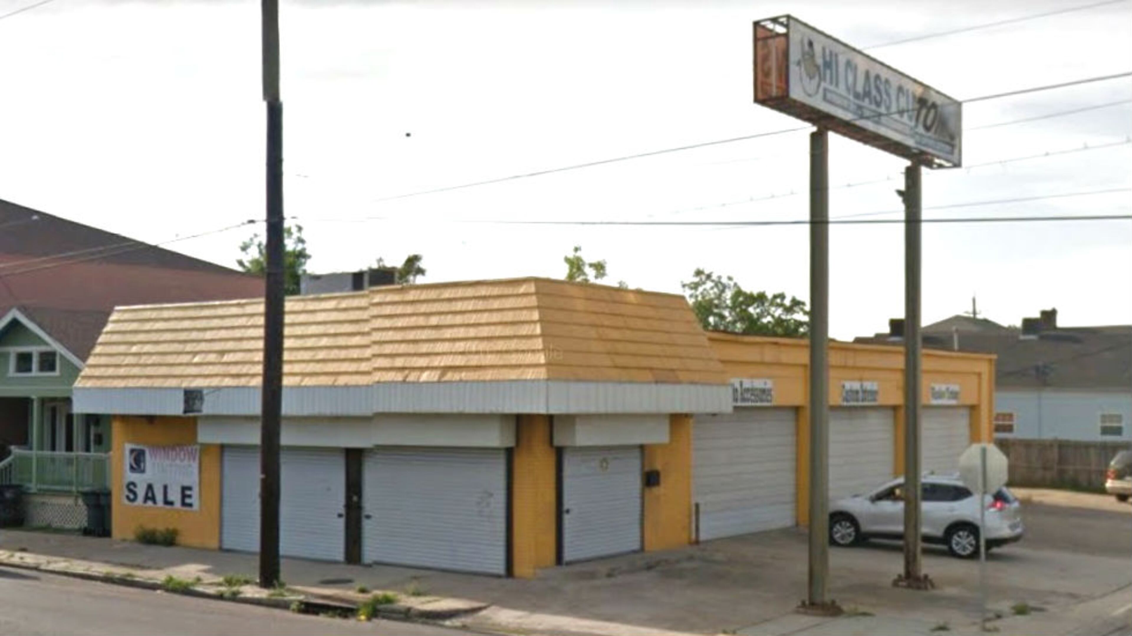 A May 2016 Street View image from Google Maps shows Hi Class Customs on South Claiborne Avenue in New Orleans. It is in a driveway behind the business that Simon B. Morris, 31, is accused of beating to death a man who he said stole his wallet the morning of Friday, Aug. 10, 2018. Morris is charged with manslaughter in the alleged pickpocket's death.