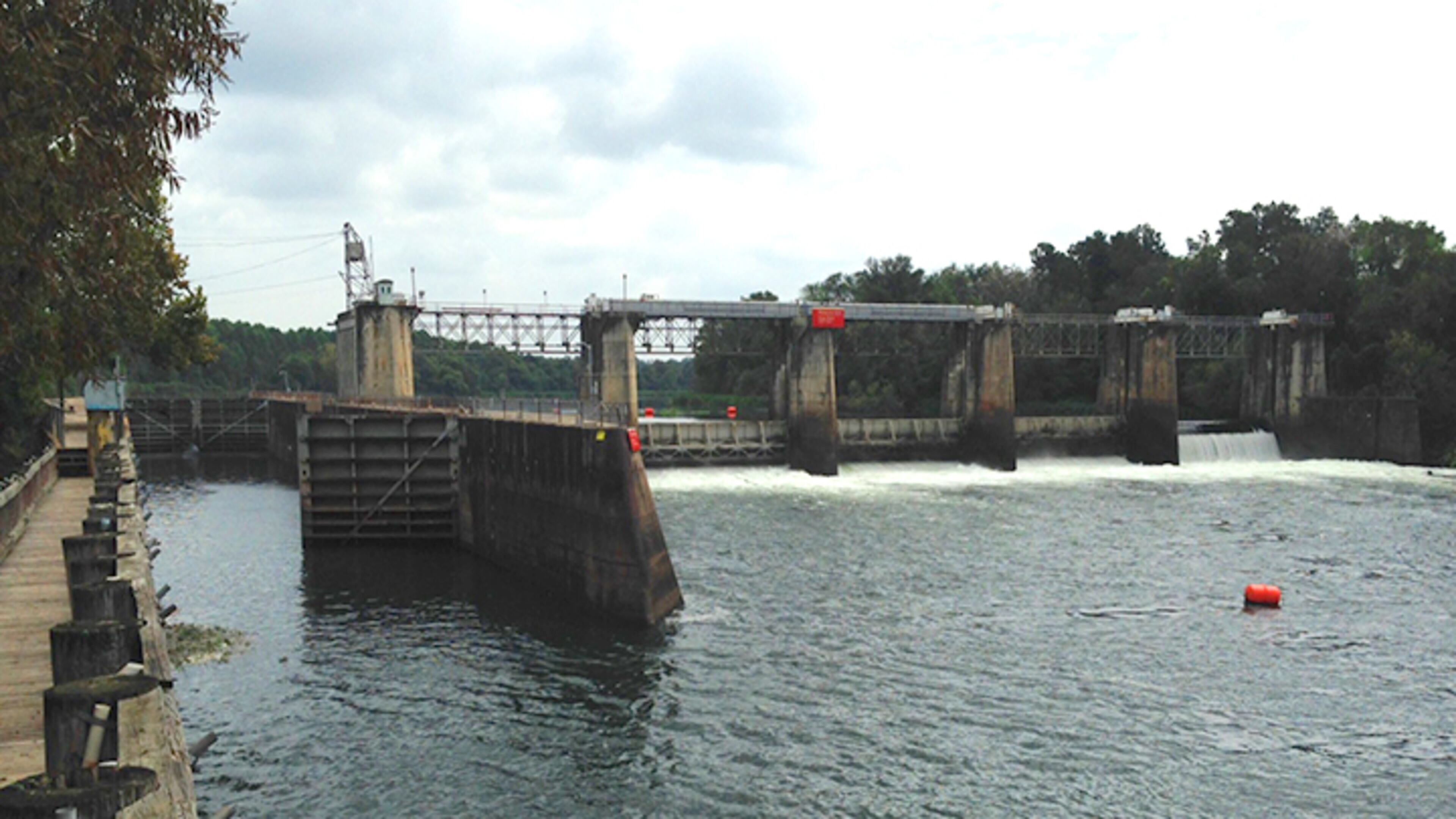 A federal court says the U.S. Army Corps of Engineers can’t demolish a dam downriver from Augusta if it doesn’t maintain the current water level. (AJC file photo)