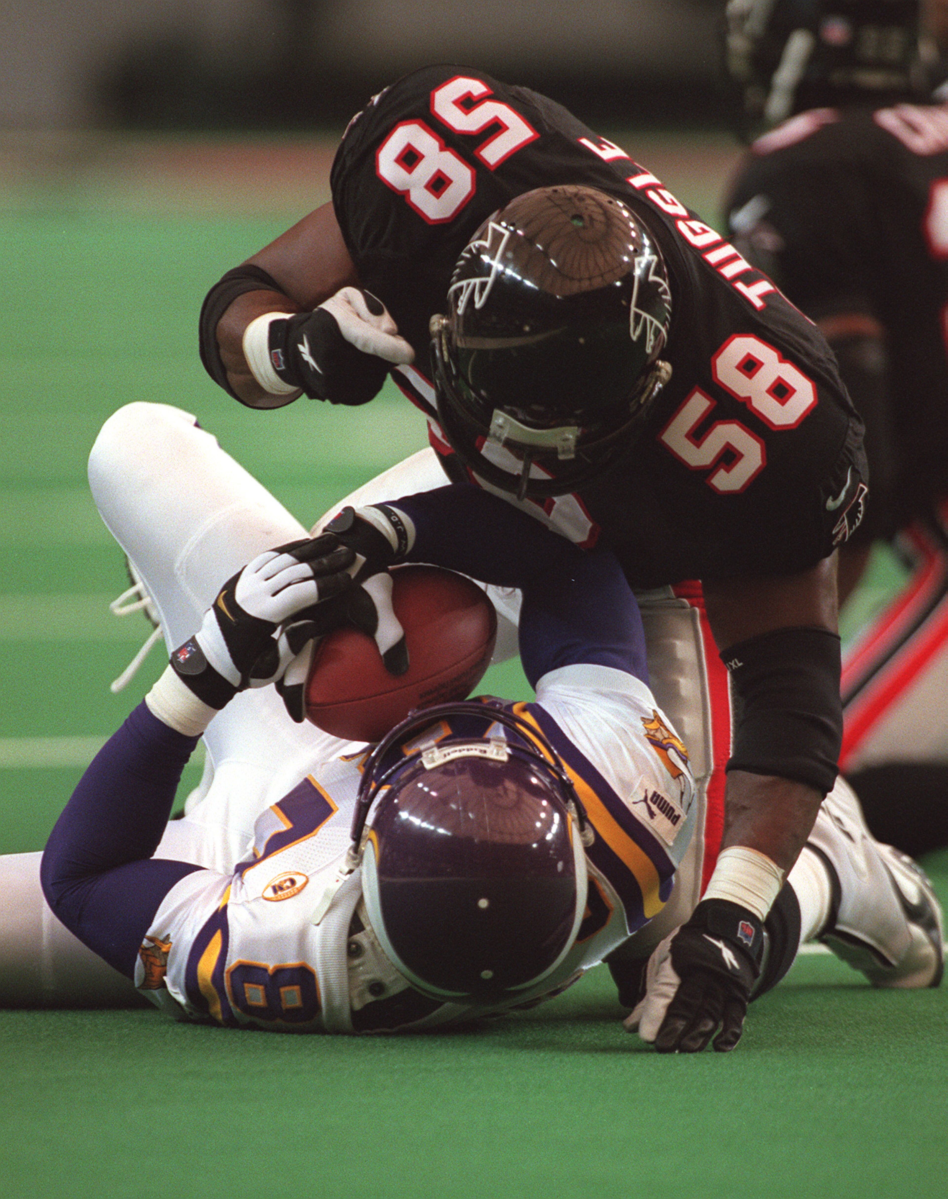 Falcons linebacker Jessie Tuggle taunts Vikings receiver Chris Carter after tackling him. (CELINE BUFKIN / AJC)