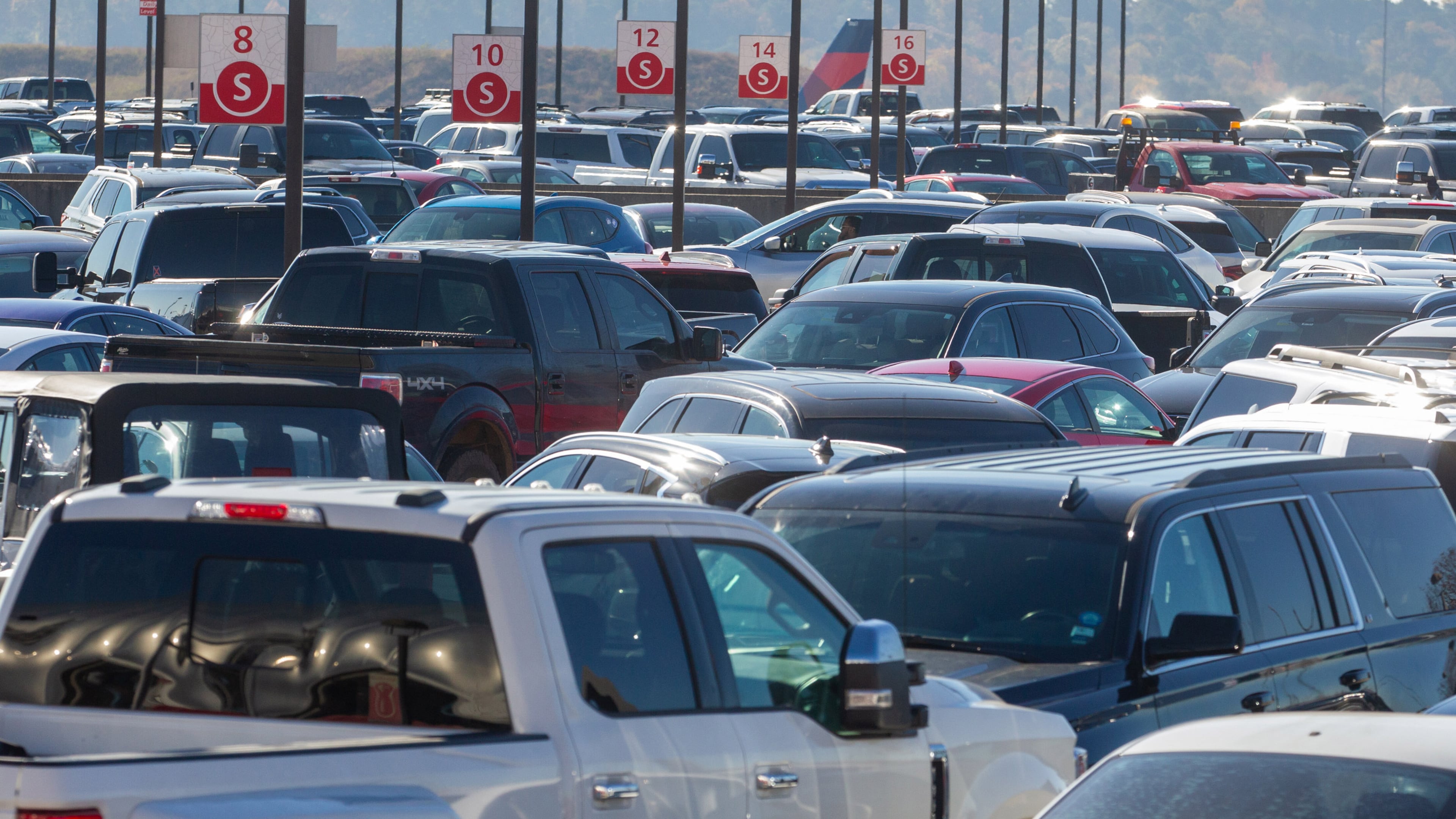 The South terminal hourly parking deck is full as passengers are dropped off and picked up at Hartsfield-Jackson Atlanta International Airport on Wednesday, Nov. 24, 2021. (Steve Schaefer for the AJC)