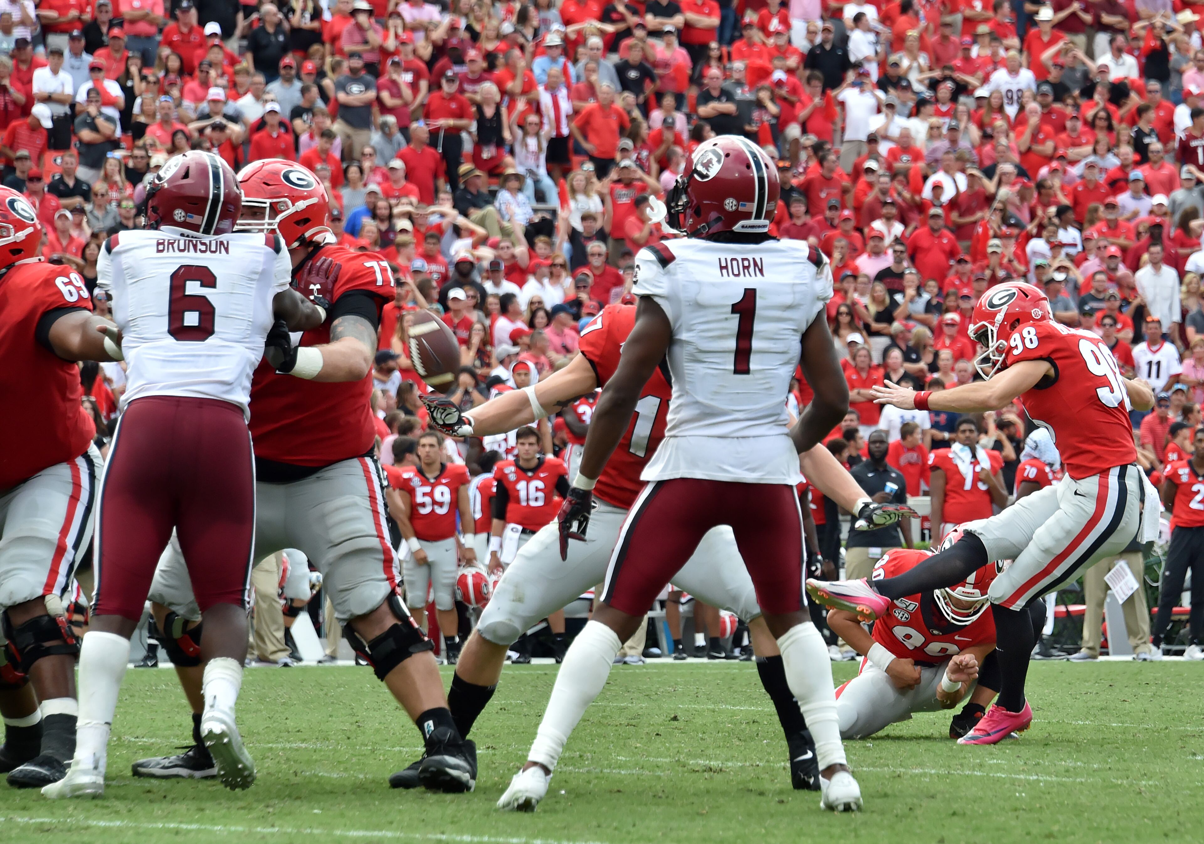 Georgia place kicker Rodrigo Blankenship misses a field goal in the second overtime. (Hyosub Shin / Hyosub.Shin@ajc.com)
