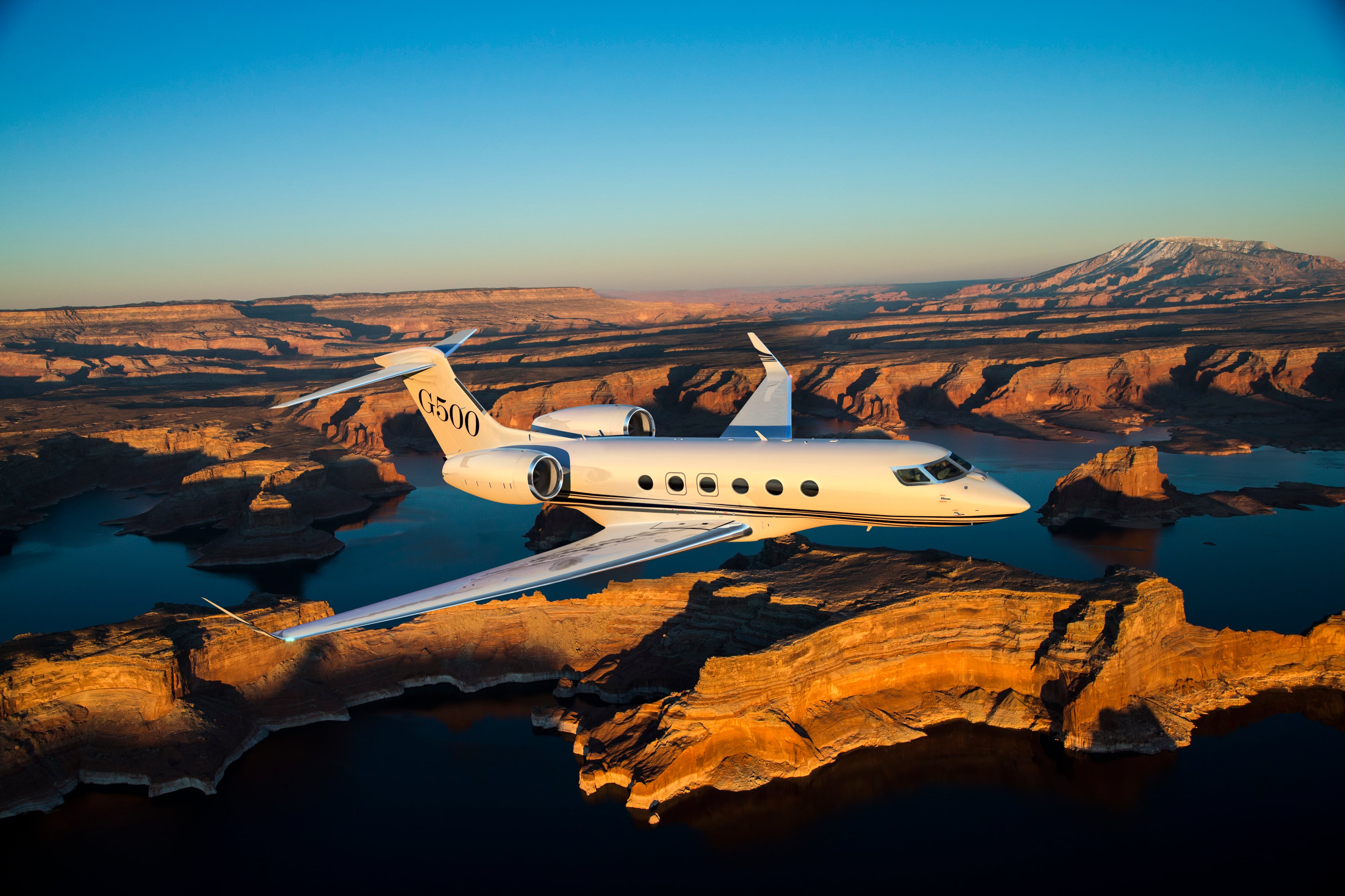 The maximum operating speed for both aircraft is Mach 0.925.