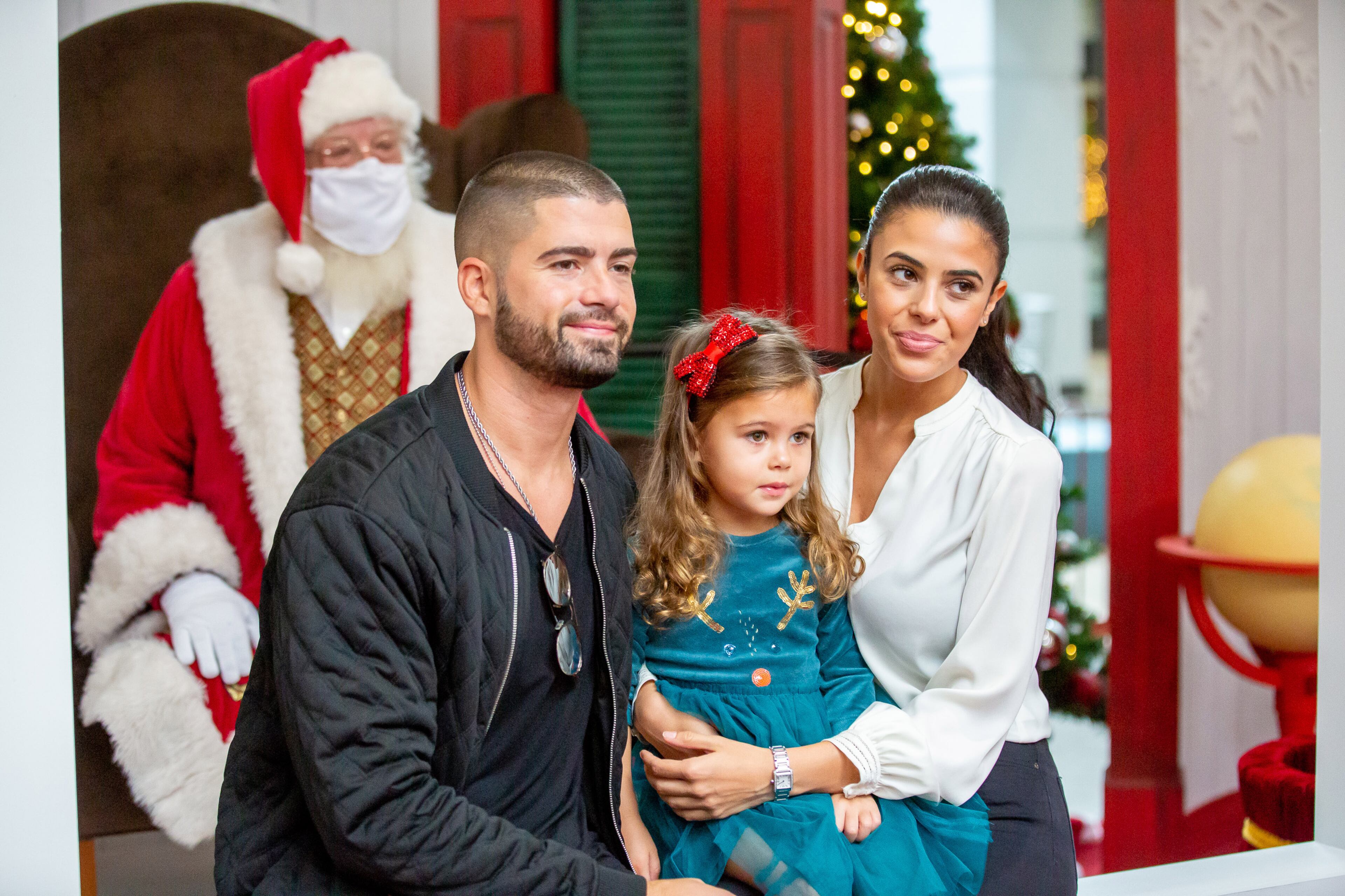 David Greenwald, Alex Ellul, and her daughter Logan Rush, 3, pose for a photograph with Santa Clause at the Perimeter Mall Sunday, November 22, 2020. STEVE SCHAEFER / SPECIAL TO THE AJC