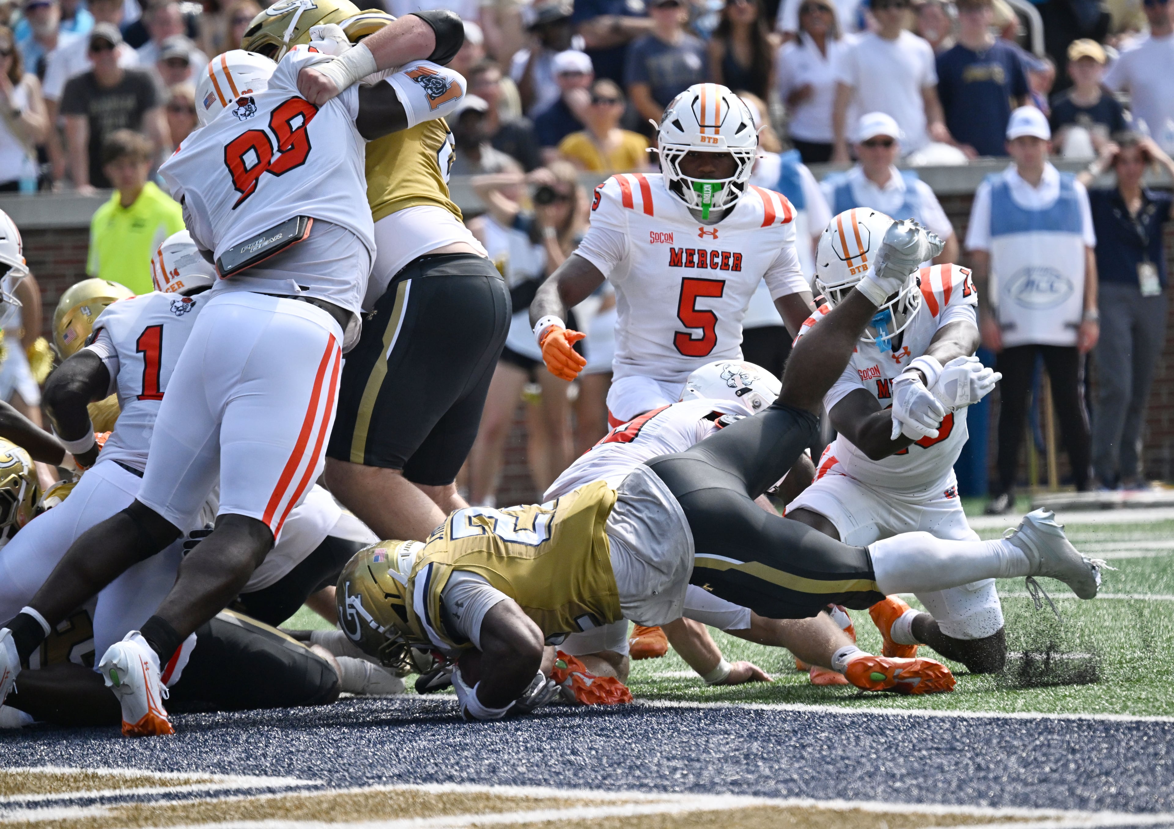 Georgia Tech running back Justice Haynes (22) scores a touchdown during the first half in an NCAA college football game at Bobby Dodd Stadium on Saturday, Sept. 19, 2026, in Atlanta. (Hyosub Shin/AJC)