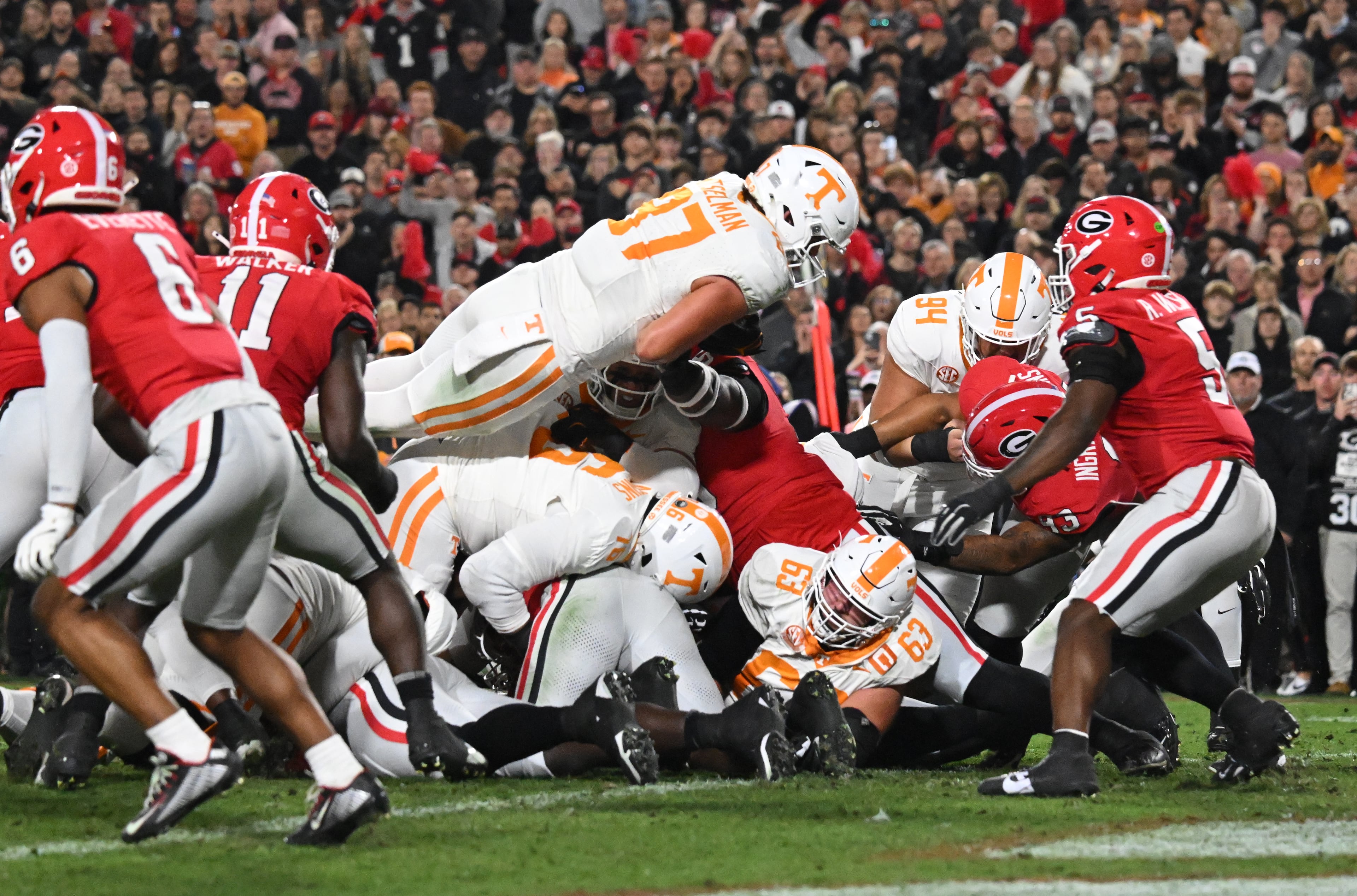 Tennessee tight end Miles Kitselman (87) leaps over for a touchdown during the first half in an NCAA football game at Sanford Stadium, Saturday, November 16, 2024, in Athens. (Hyosub Shin / AJC)