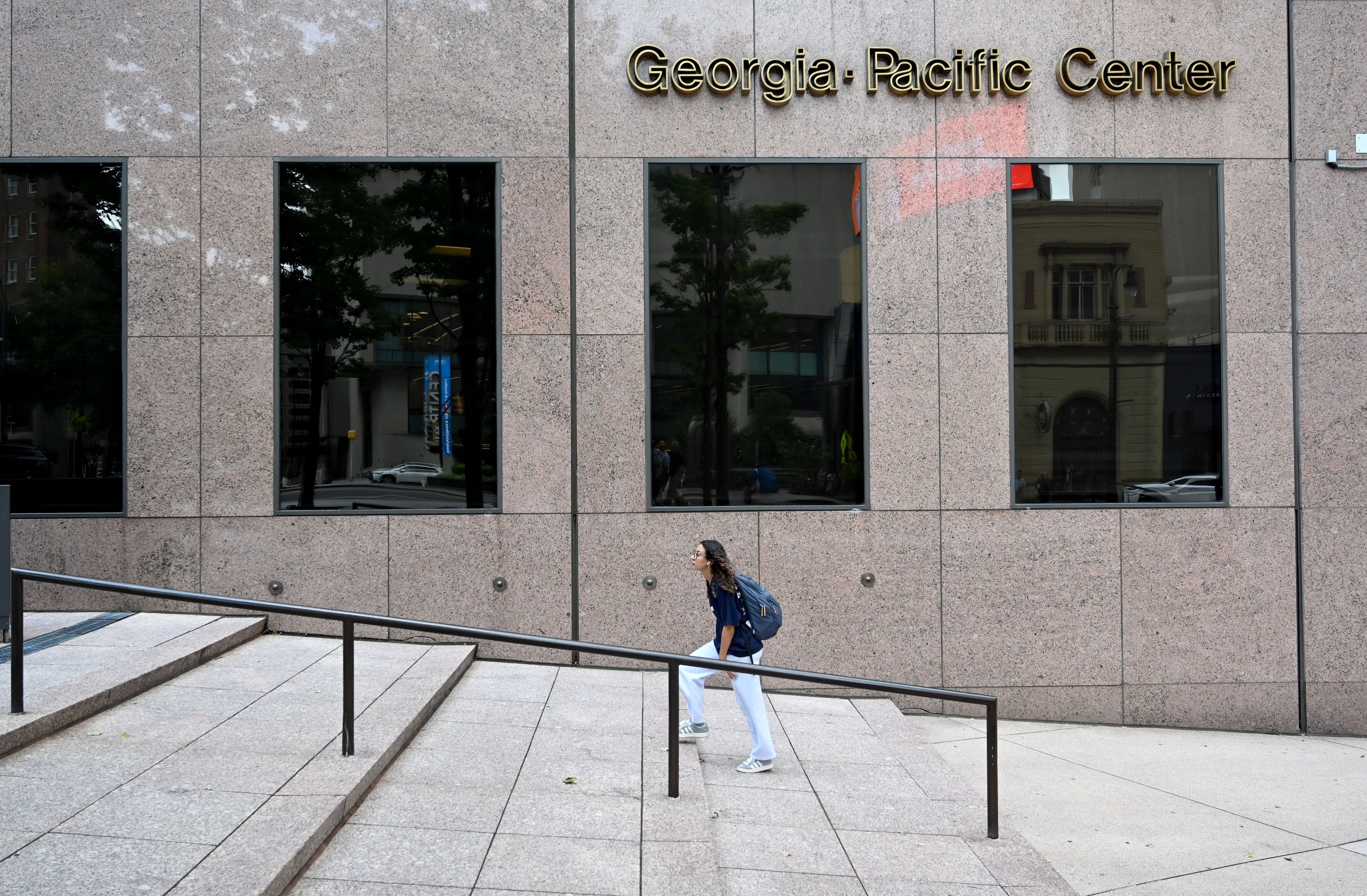 Georgia-Pacific, the paper and pulp giant, abandoned its plans to convert much of its 133 Peachtree St. tower to apartments, shops and entertainment spaces. (Hyosub Shin/AJC)