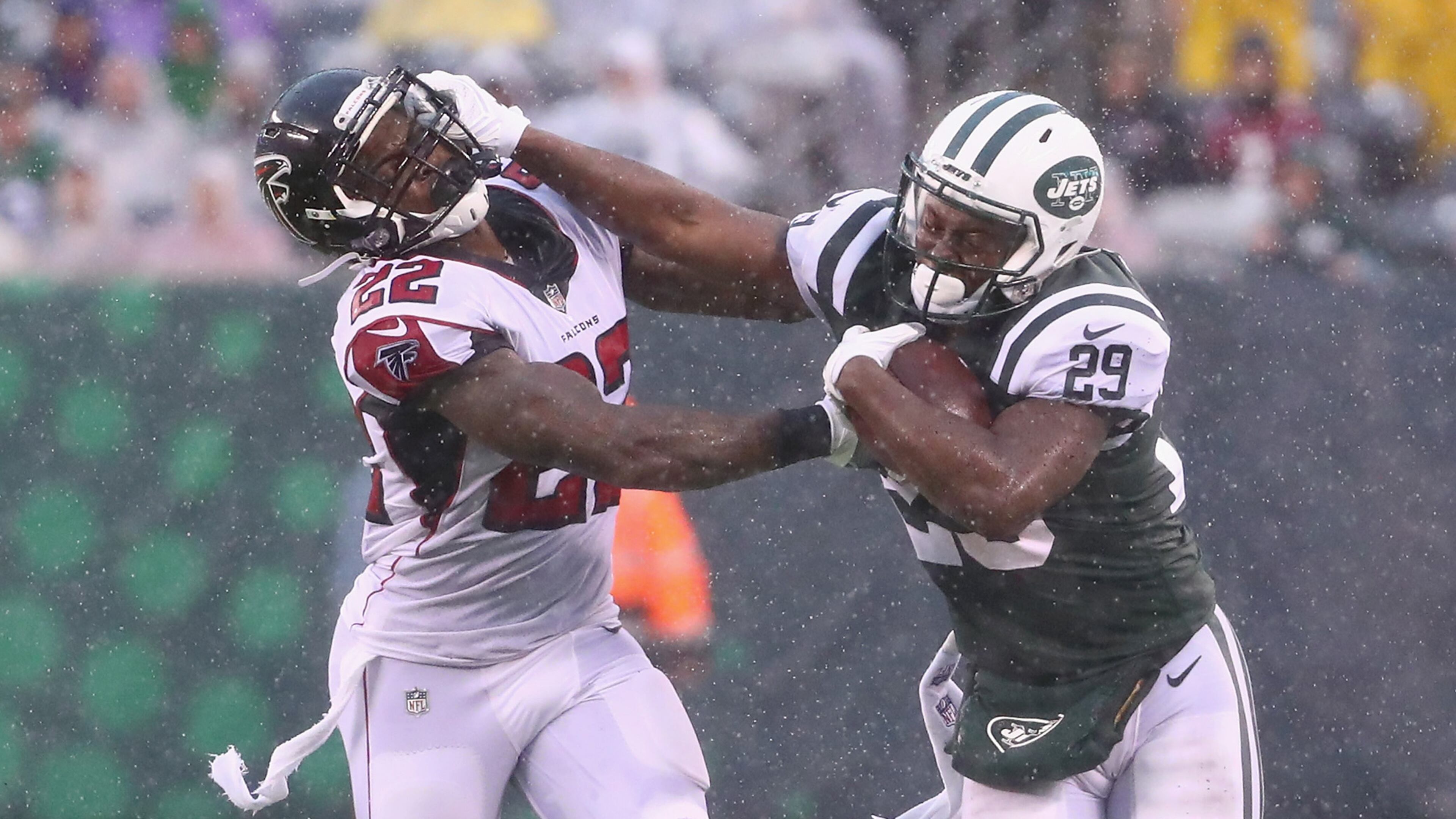 EAST RUTHERFORD, NJ - OCTOBER 29: Running back Bilal Powell #29 of the New York Jets runs the ball against strong safety Keanu Neal #22 of the Atlanta Falcons during the first half of the game at MetLife Stadium on October 29, 2017 in East Rutherford, New Jersey. (Photo by Al Bello/Getty Images)