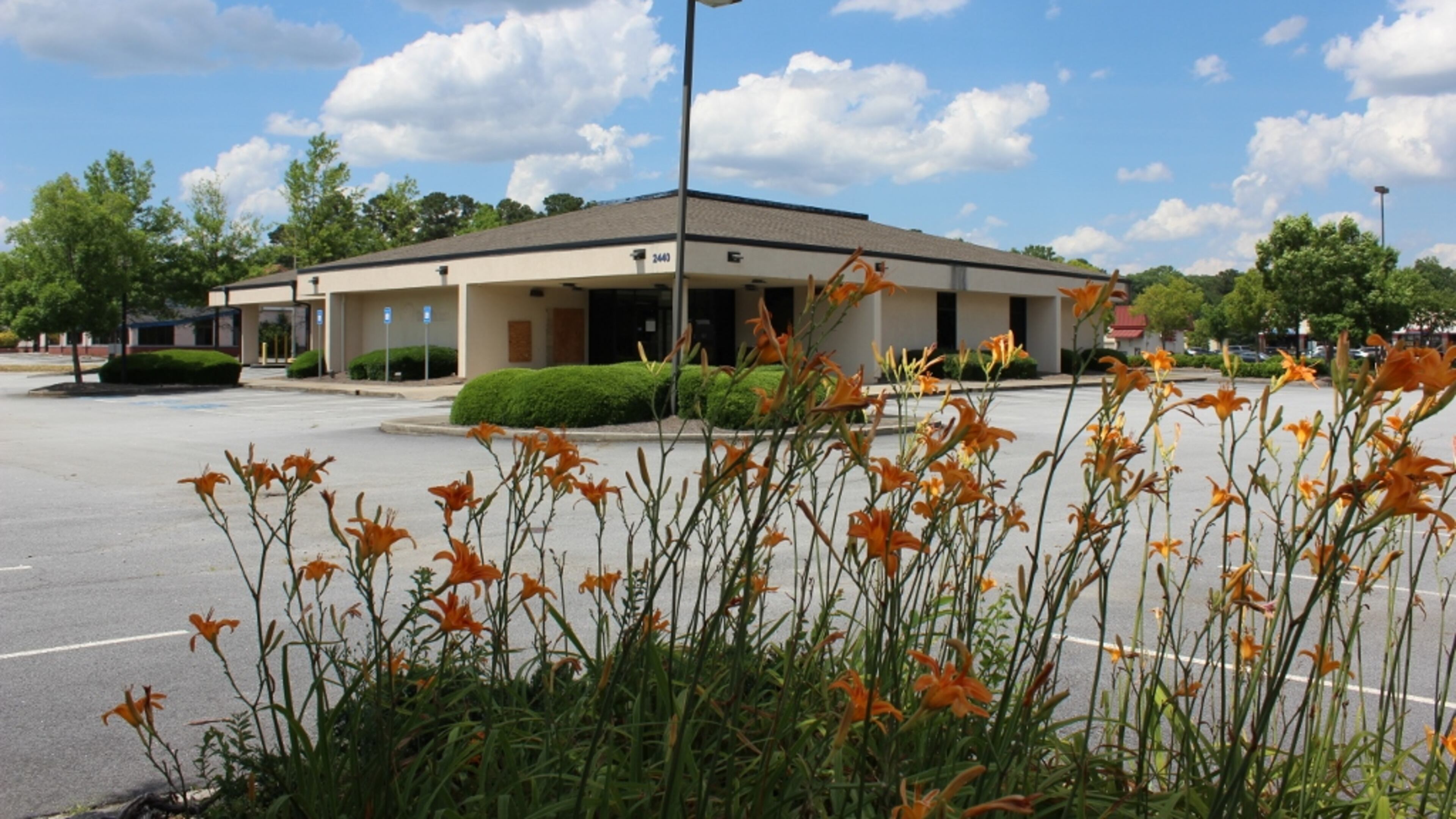 Snellville's post office will move to a former SunTrust Bank branch to make room for Snellville's Towne Center project.