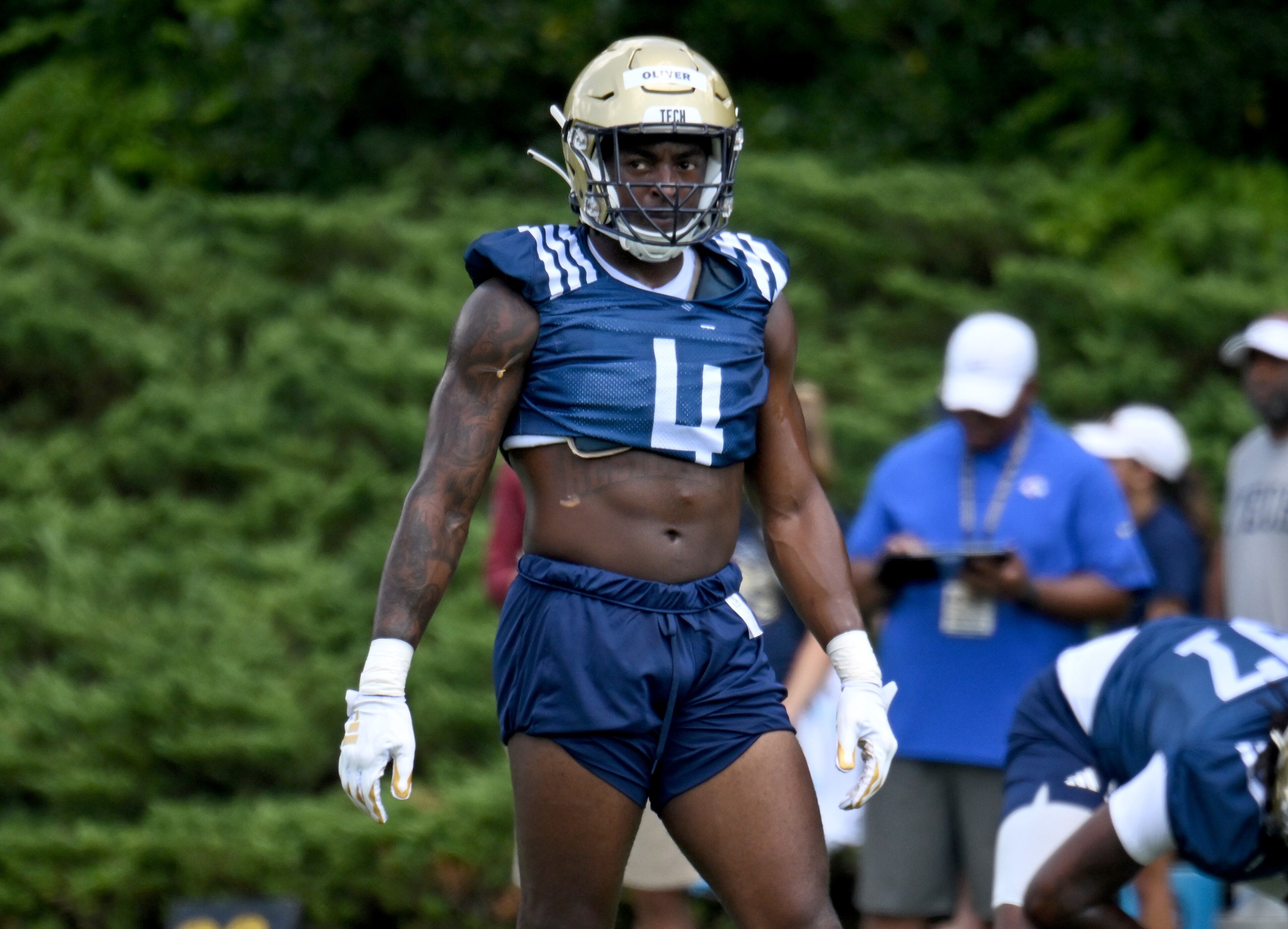 Georgia Tech's linebacker Braelen Oliver (4) readies for a drill. (Hyosub Shin / Hyosub.Shin@ajc.com)