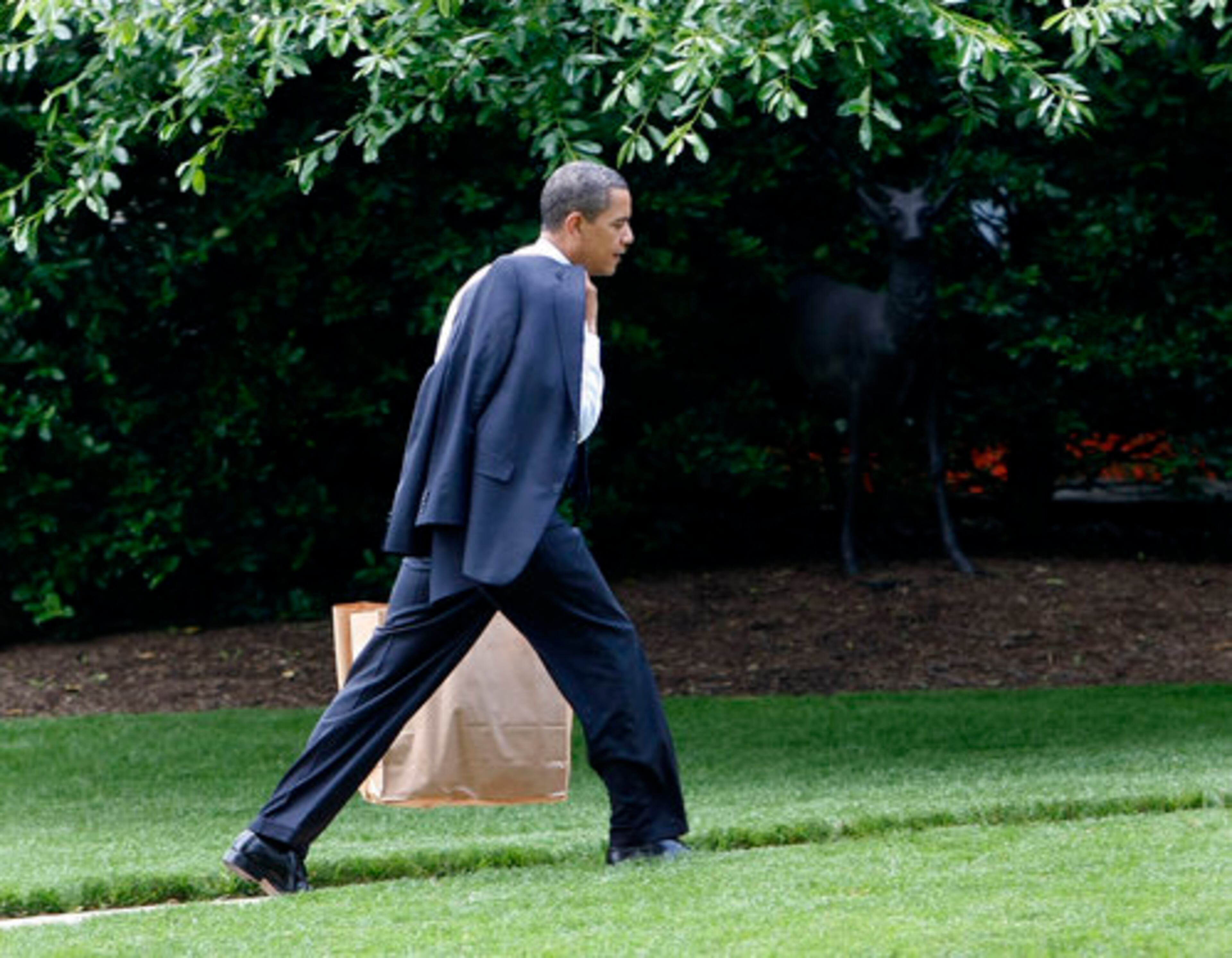 Food in hand, Obama returns to the White House.