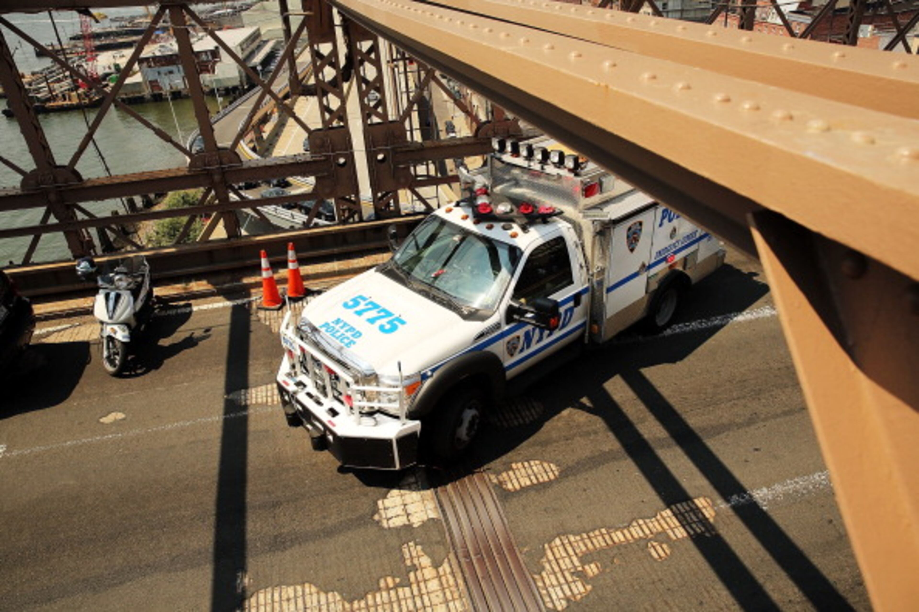 NEW YORK, NY - JULY 22: Police stop along the Brooklyn Bridge following the discovery of a pair of white flags that appeared overnight atop the two towers of the Brooklyn Bridge replacing the American flags on July 22, 2014 in New York City. Police are investigating the incident which turned one of New York's iconic pieces of architecture into a police investigation scene as hundreds of curious people looked on. (Photo by Spencer Platt/Getty Images)