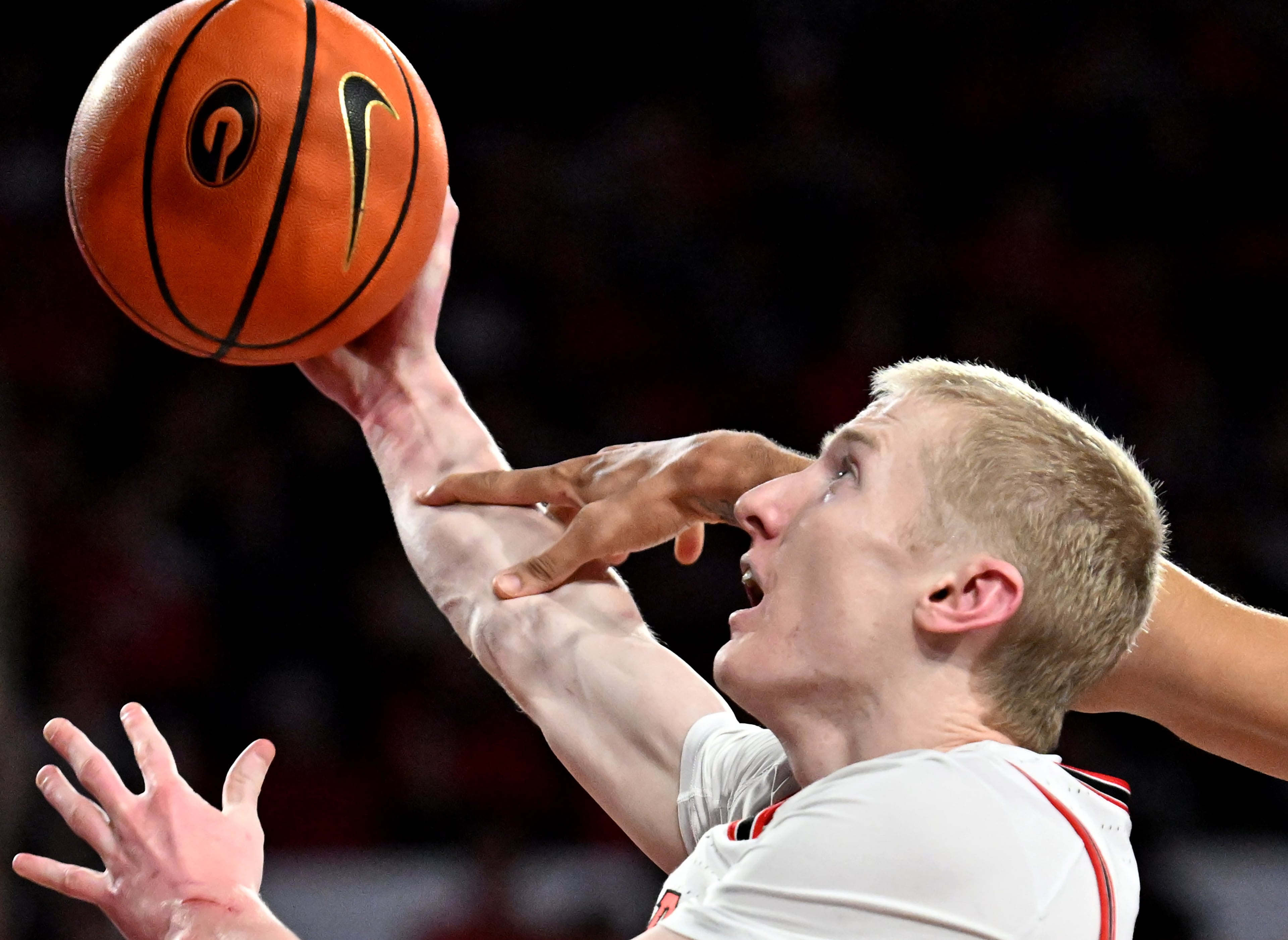 Georgia guard Blue Cain goes to the basket past Arkansas forward Malique Ewin (hand) during the second half in an NCAA college basketball game at Stegeman Coliseum, Saturday, Jan. 17, 2026, in Athens. Georgia won 90-76 over Arkansas. (Hyosub Shin/AJC)