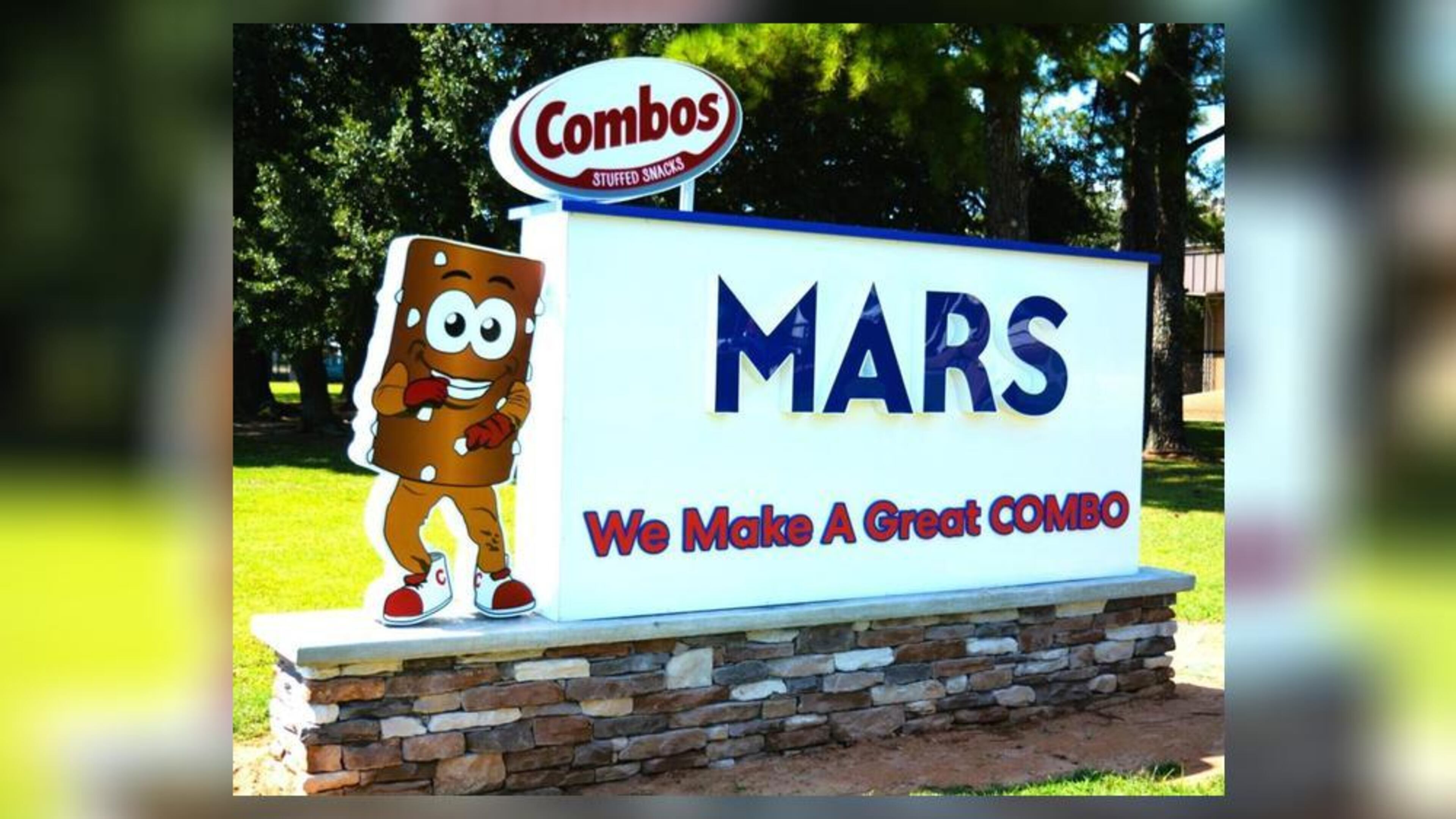 Mars Wrigley, with the support of the Albany Area Chamber of Commerce, unveiled a new sign recently at the company’s Albany facility, showcasing the site’s COMBOS line and celebrating Mars Wrigley’s continued commitment to Albany. (Photo Courtesy Carlton Fletcher)
